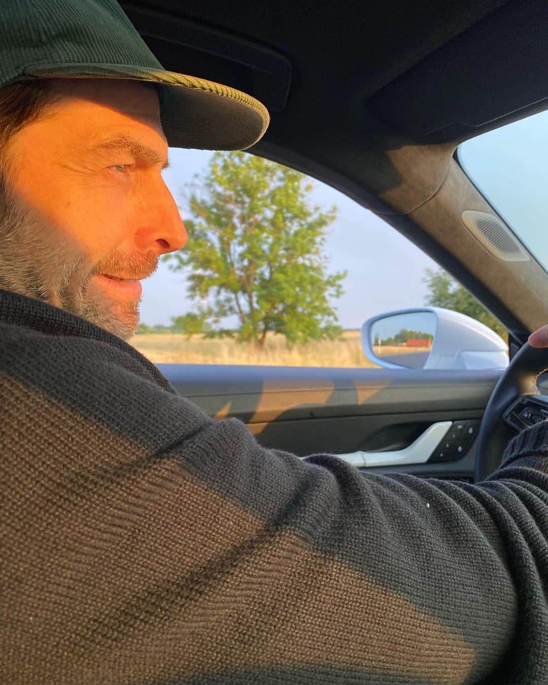 ジェニー・ガースさんのインスタグラム写真 - (ジェニー・ガースInstagram)「Thank god @dirvla has long arms!  Here are some of our day trip pics from an hour outside Berlin.  I just don’t think he’s an #autobahn kinda guy …. he drives like a grampa and I love it!  #autobahn #germany #selfies」6月29日 2時07分 - jenniegarth