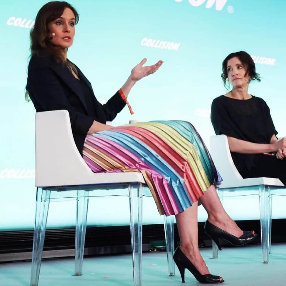サラ・ウェイン・キャリーズのインスタグラム：「oh, hi.  just wearing @lesley_hampton & speaking at a tech conference. as you do. . huge thanks to @collisionconfhq for having me come brag on @rescueorg and the tech innovations driving refugee services.  i’ve had some of the most fascinating & inspiring conversations here….」