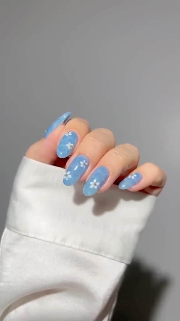 SHEINのインスタグラム：「@heygreatnails‘s dreamy aquatic nail art really floats our boat 🌊🌼💙  #SHEINinspo」