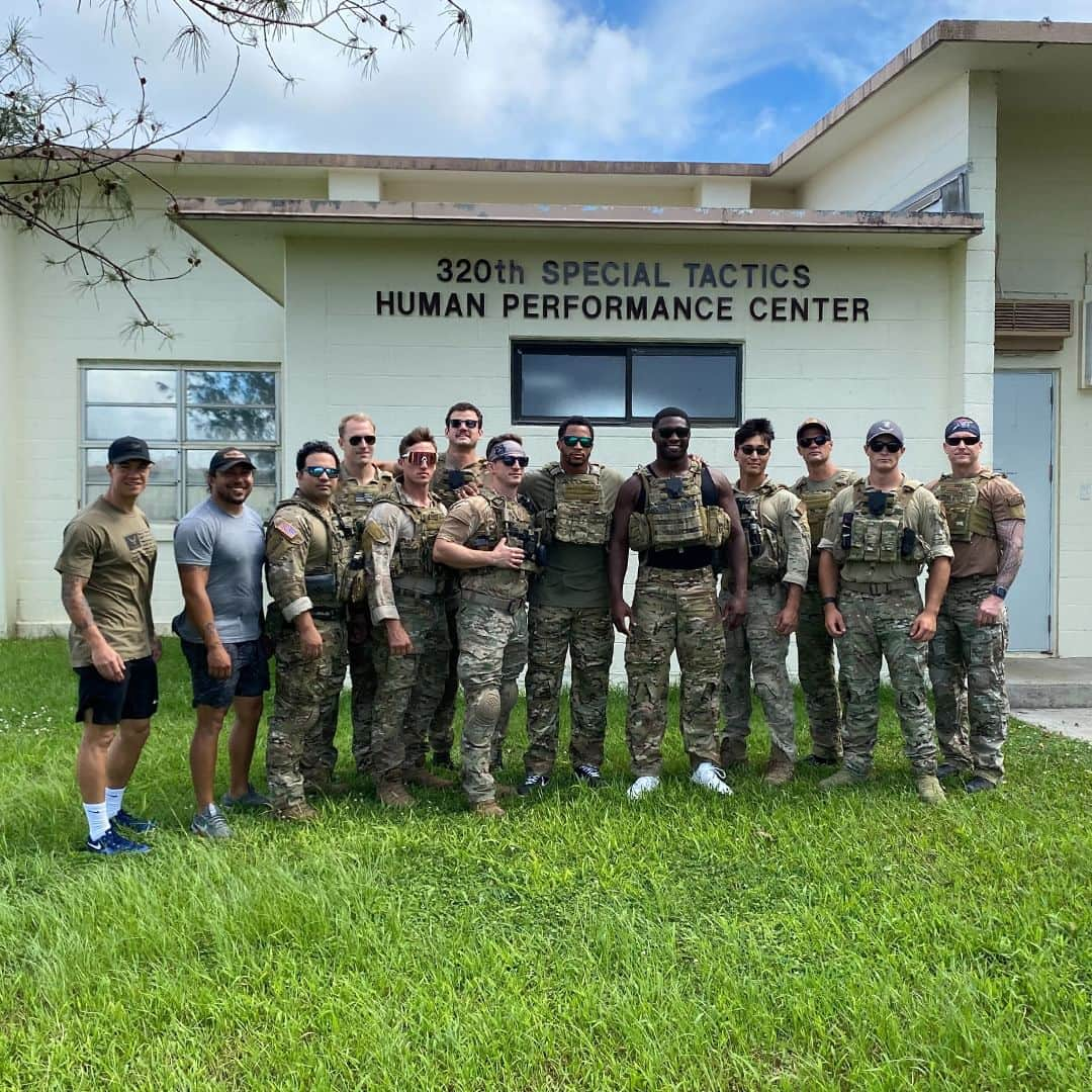 NFLさんのインスタグラム写真 - (NFLInstagram)「@roquansmith and @thejabram were overseas in Okinawa, Japan last week, spending time with United States service members and their families for the NFL 2023 USO Tour 🇺🇸❤️ #SaluteToService」6月29日 2時24分 - nfl