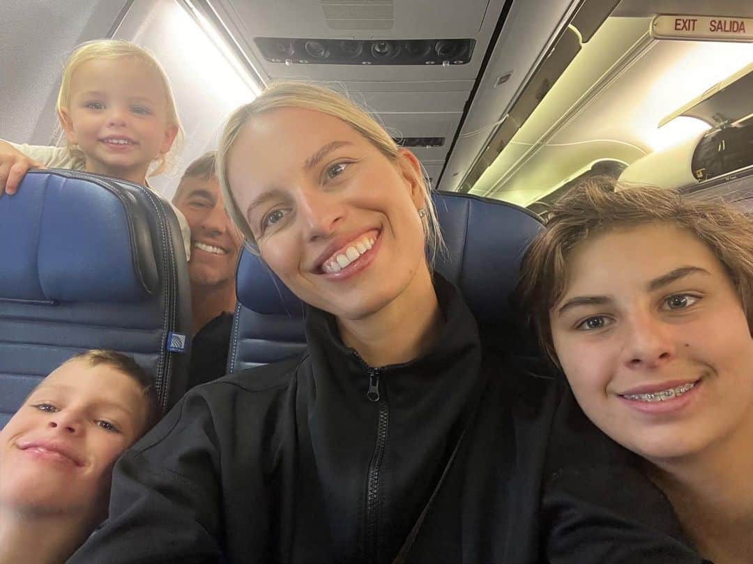 カロリナ・クルコヴァのインスタグラム：「Goodbye LA >>> Nothing makes me happier than spending quality time with my family, creating memories which will last forever!  ✈️Guess where I'm off to next!? Checkout stories」