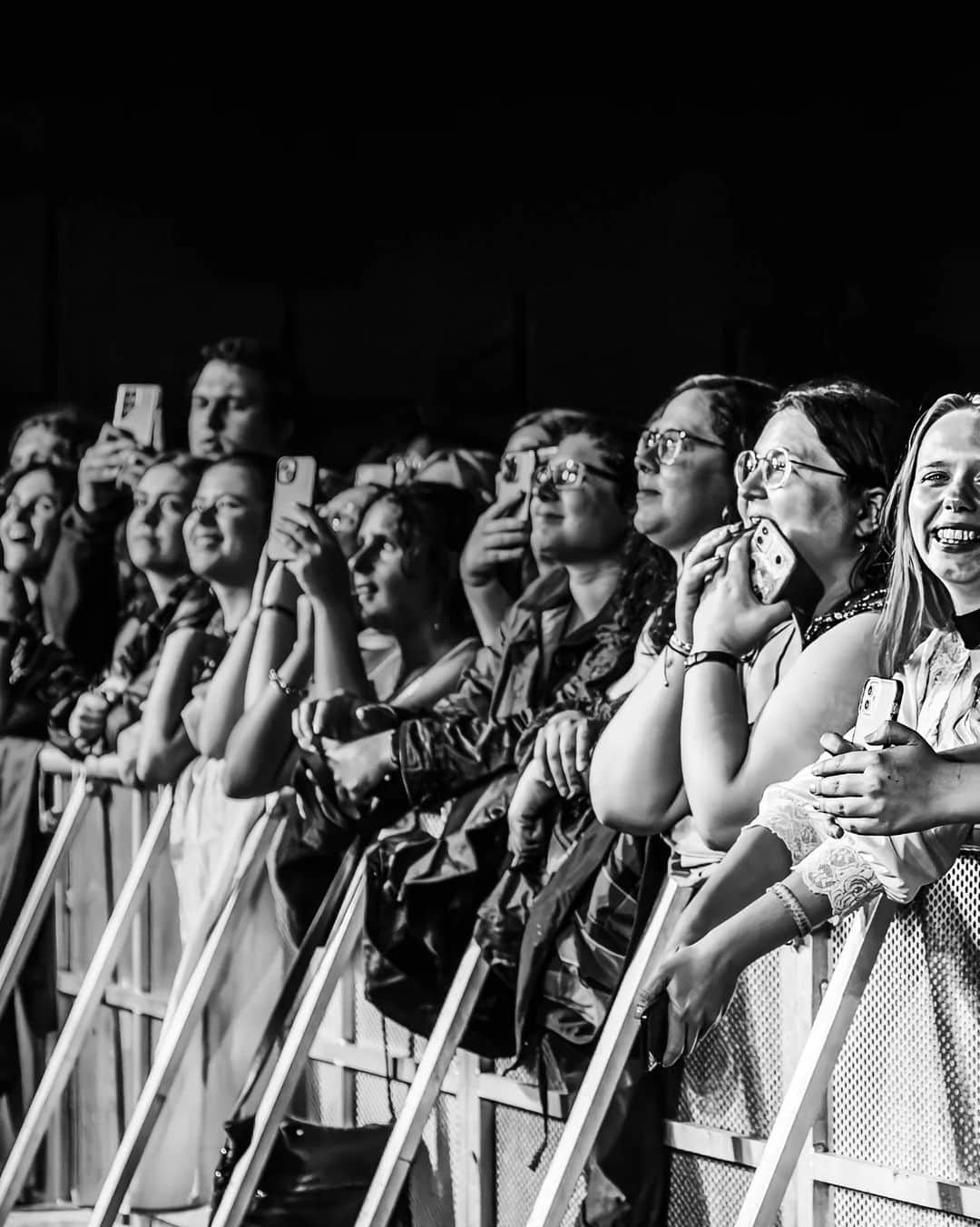 ホージアさんのインスタグラム写真 - (ホージアInstagram)「Glasgow. I don’t know what to say about the other night, it’s not every day we play to an audience quite like you. Thank you for making Sunday night so special, I’m still on a high. We’ll make that bridge one day. 🏴󠁧󠁢󠁳󠁣󠁴󠁿 🇮🇪  📸 @imchasingwhiterabbits」6月29日 2時27分 - hozier