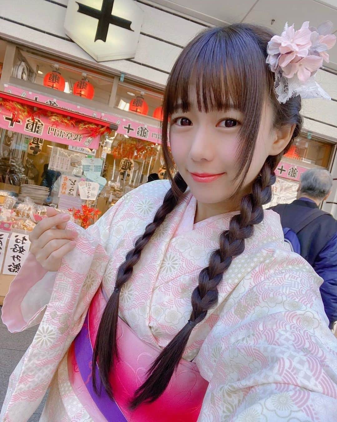 のインスタグラム：「Hello to all the best people who follow me on Instagram! This dress is called a kimono. A traditional Japanese costume! nice isn't it? The recommended hairstyle when wearing a kimono is to tie your hair tightly! My hairstyle is a braid. Does it suit you?  こんばんは！ お着物着るとそれだけで気が引きしまる☺︎👘✨ このヘアスタイルと着物相性いいね🍑！  #kimono  #kimonostyle  ##今日の服装 #被写体 #被写体モデル #ポートレートモデル  #オススメアイドル  #インスタグラビア  #ポートレート撮影 #写真好きな人と繋がりたい  #カメラ好きと繋がりたい  #ロングヘア #japanesegirl #kawaii」