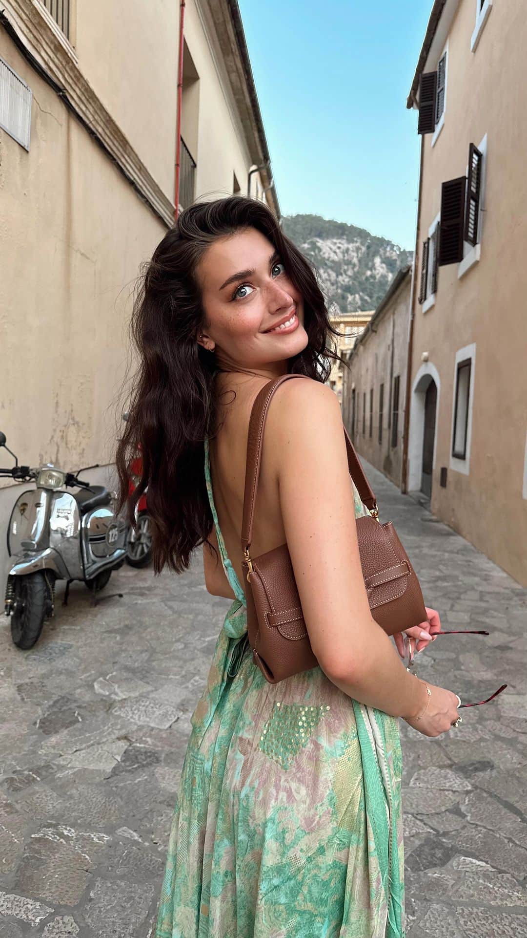 ジェシカ・ジェーン・クレメントのインスタグラム：「Night one in Mallorca 🥘 Dress was just from a little tourist shop by the water! ♥️ shoes are from @nakdfashion, bag is @oroton」