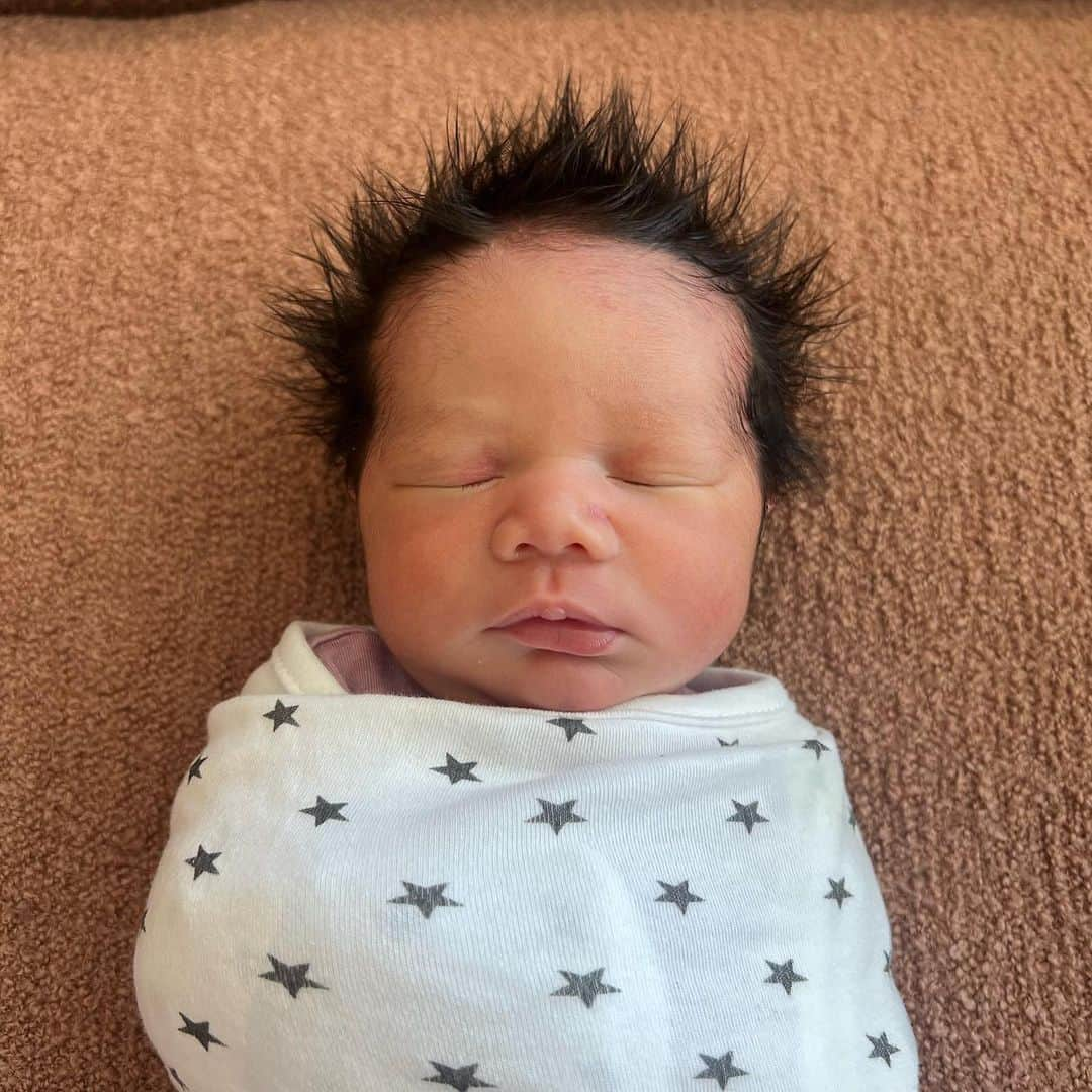 People Magazineさんのインスタグラム写真 - (People MagazineInstagram)「Chrissy Teigen and John Legend have a new member of the family! 🍼 The Cravings cookbook author and the EGOT winner have welcomed a baby boy — Wren Alexander Stephens — via surrogate, she confirmed on Wednesday. ❤️ Read the full story at the link in our bio. | #Regram @chrissyteigen」6月29日 2時35分 - people