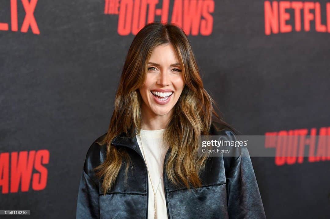 ケイラ・ユーウェルのインスタグラム：「The Outlaws Premiere  @netflix   Loved supporting two of my favorites. @nina and @adamdevine are absolutely hilarious together.」