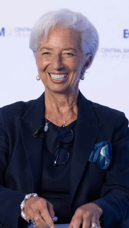 クリスティーヌ・ラガルドのインスタグラム：「Inflation is proving to be persistent. We have to be resolute, decided and determined in getting it back to our target of 2%.  This was my message during the policy panel discussion at our Sintra forum. You can find the link in my bio if you missed it.  📸 Sergio Garcia/Your Image for ECB」