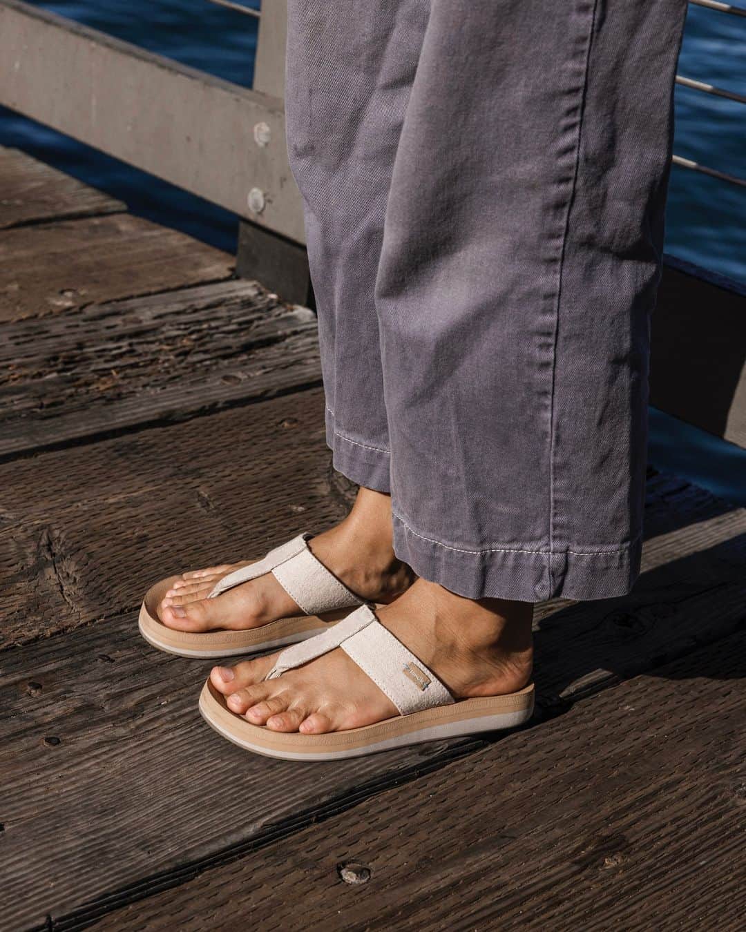 サヌークさんのインスタグラム写真 - (サヌークInstagram)「Everyone needs a staple sandal — Meet the Islay ST+  Shop this stylish sandal that will take you seamlessly throughout the day with all-time comfort.  Available in Taupe and Black.  #SmileOn #Sanuk #SummerStyle #LookOfTheDay」6月29日 2時55分 - sanuk