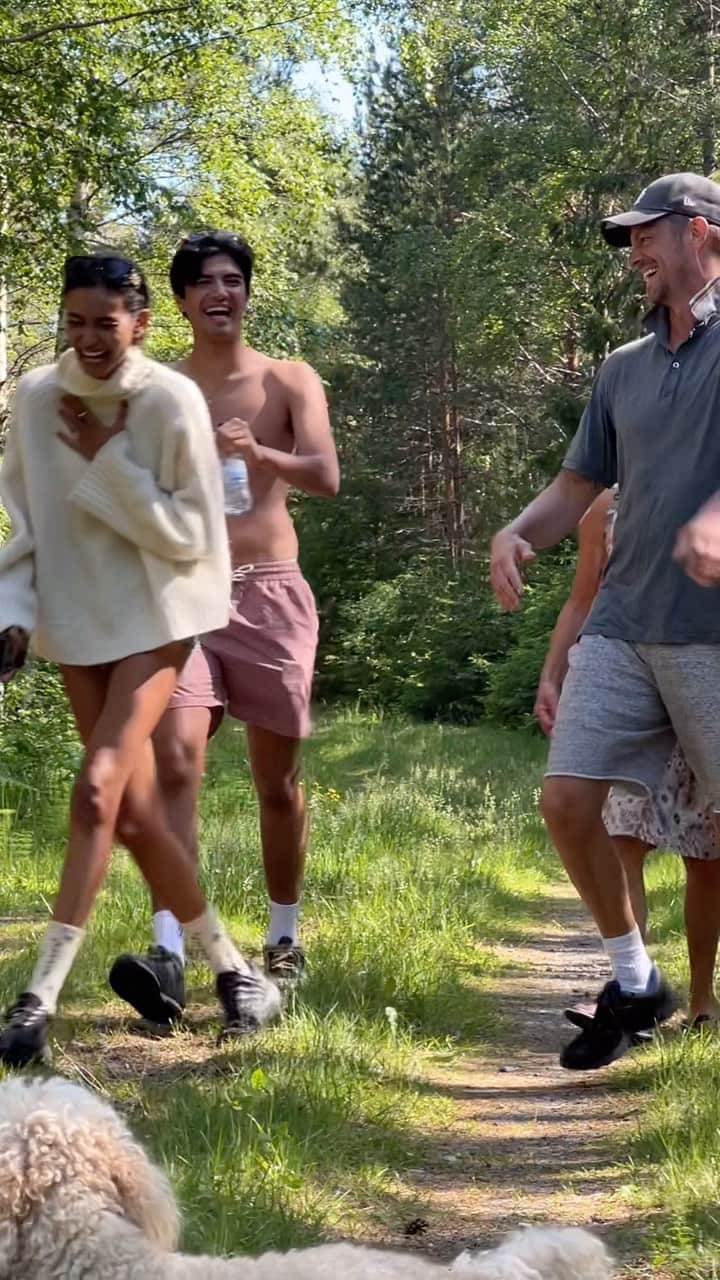 ケリー・ゲイルのインスタグラム：「Whats going on here?? Wrong answers only… 😂」