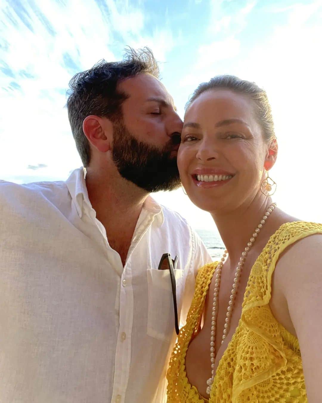 キャサリン・ハイグルのインスタグラム：「Sunshine, kisses, and summertime wishes. ❤」