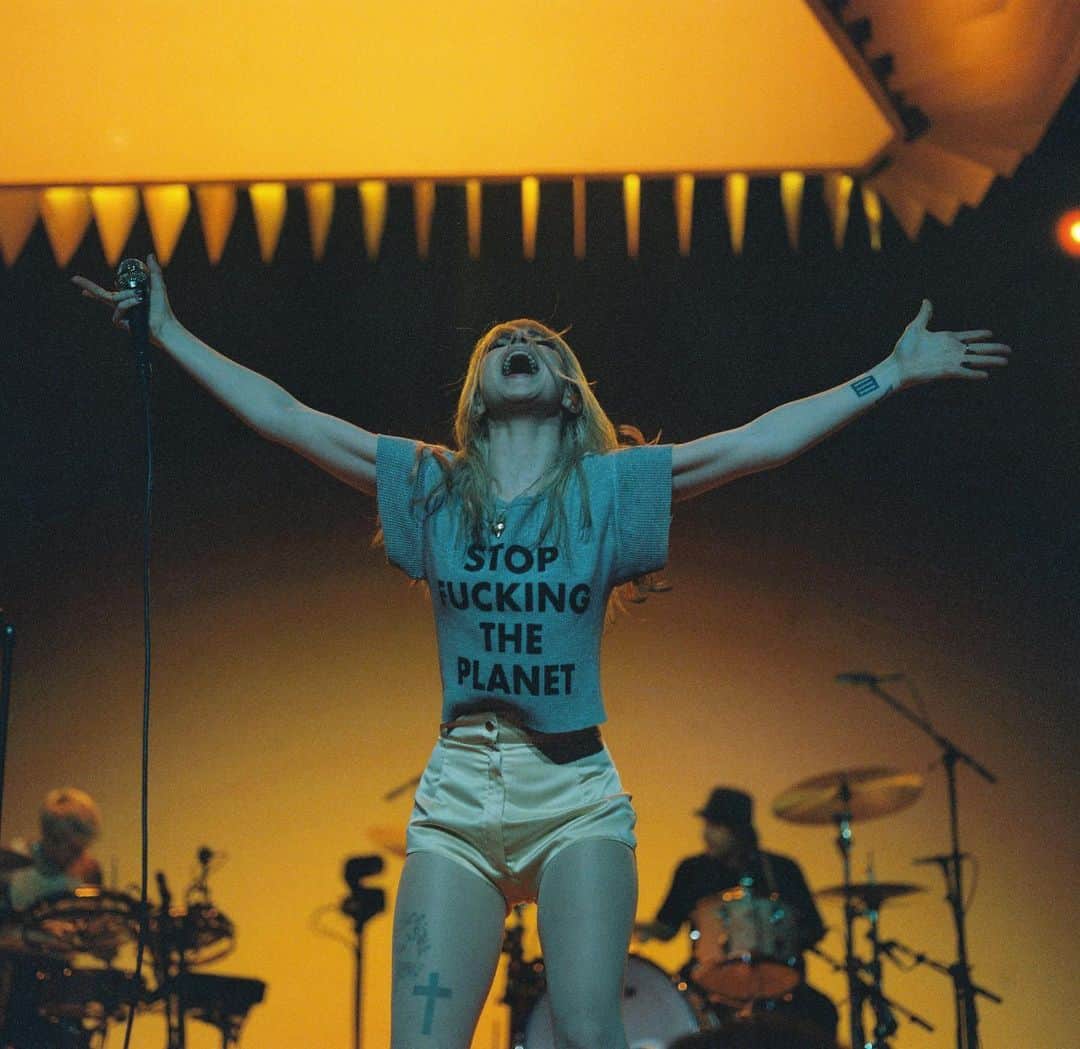 Paramoreさんのインスタグラム写真 - (ParamoreInstagram)「North American tour on film.  📸: @zacharygray」6月29日 2時47分 - paramore