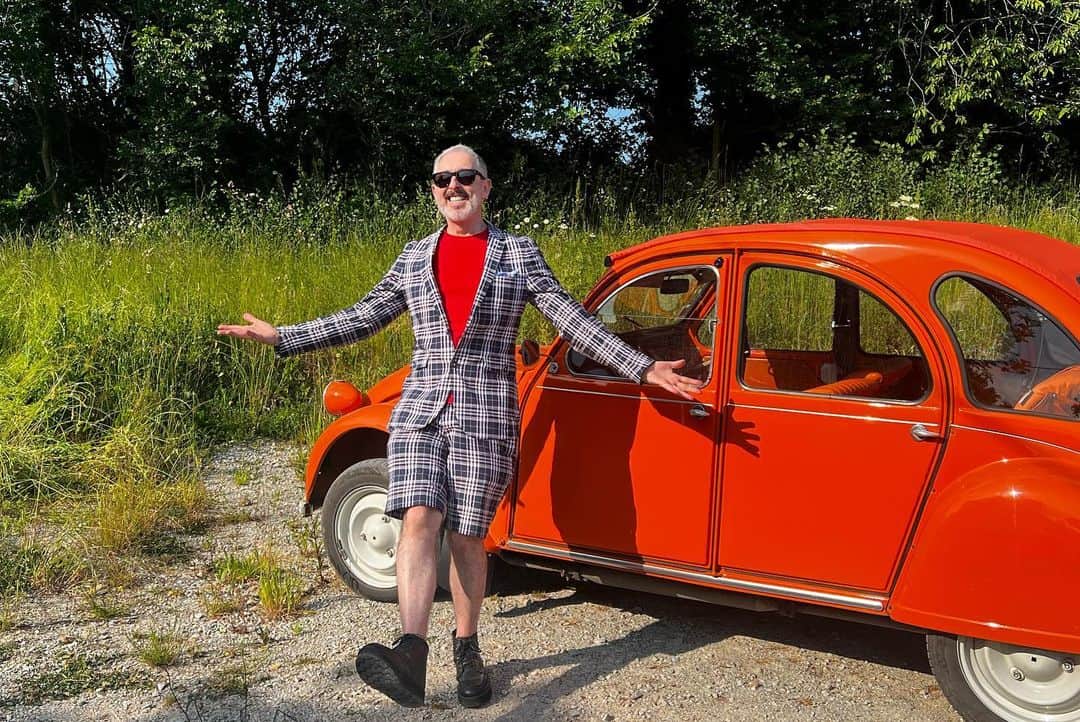 アラン・カミングのインスタグラム：「A few lewks from my recent sojourn filming around Europe. Clothes: @paisleyandgray  Shoes: @brave_gentleman Sunglasses: @cartier  Sass: model’s own Now I’m taking a month off so will be having a digital fast aside from Saturday Night On Broadways! A bientôt, mes amis!」