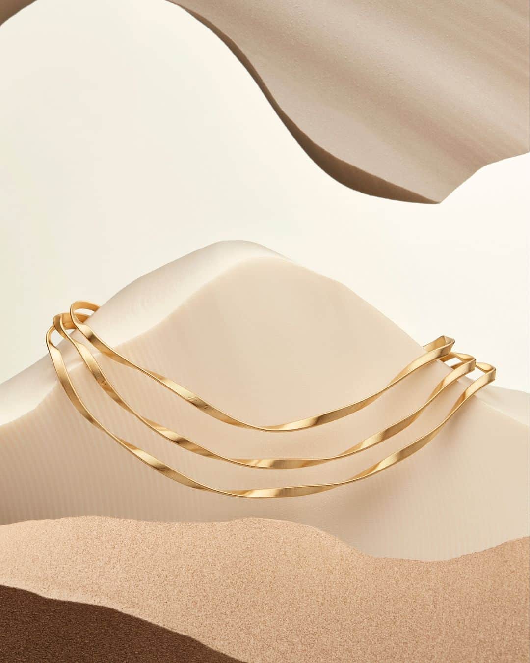 マルコ ビチェゴさんのインスタグラム写真 - (マルコ ビチェゴInstagram)「Marrakech at its best: A bold design featuring three strands of twisted coil that elegantly envelop the neck. This 18kt yellow gold necklace is an iconic jewelry piece and an exquisite design object. #marcobicego #jewelry #gold #madeinitaly」6月29日 3時00分 - marco_bicego