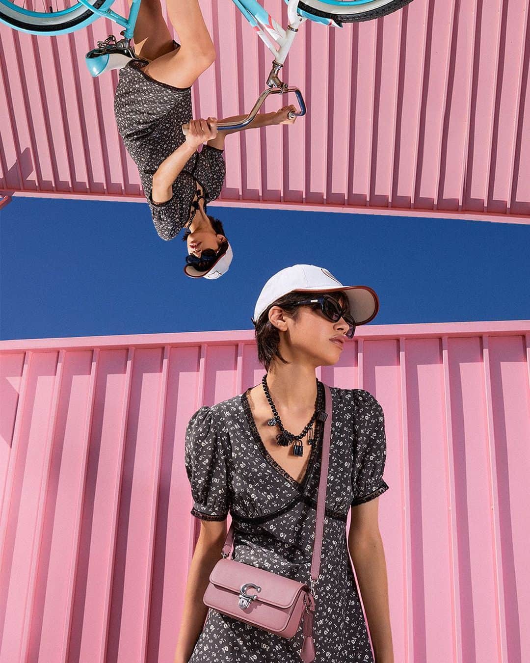 コーチのインスタグラム：「Your life should be as vibrant as you please. Blue skies are just around the corner. #CoachNY #SummerFashion」