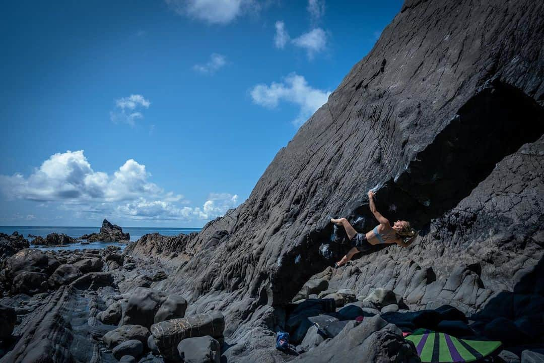 シャウナ・コックジーのインスタグラム：「The South West 😍 Photo dump because Cornwall and Devon sure have some gems!   We loved our time exploring the coastal boulders and heading into the hills too. Frankie was a BIG fan of the rock pools and I was a big fan of the cream teas 😅    @aronamorrison crushing Carnage was probably the highlight of the trip though💪🔥」