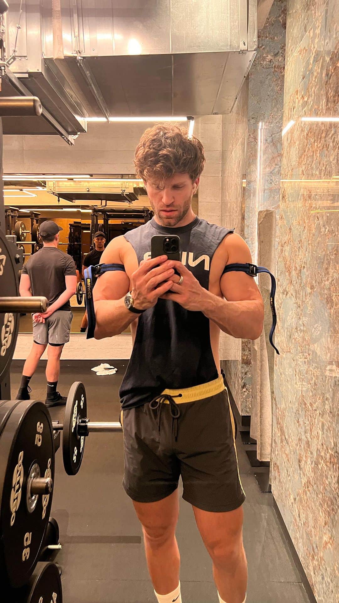キーガン・アレンのインスタグラム：「Raw milk 🥛, 📚 book club, 💪🏻Jim Bruvs, heat 🌊, sun, crop tops, mind muscle connection, tree planting, animal protection, hydration and always: God’s plan」