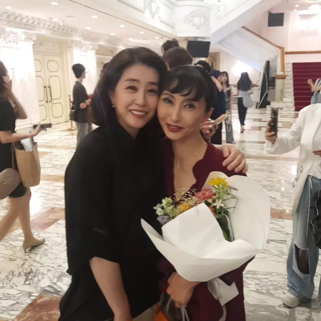 のインスタグラム：「아직도 무대위를 펄펄 날아다니는 친구. 발레리나 허용순. 멋지다! 자랑스럽다 친구야!!♥️♥️♥️」