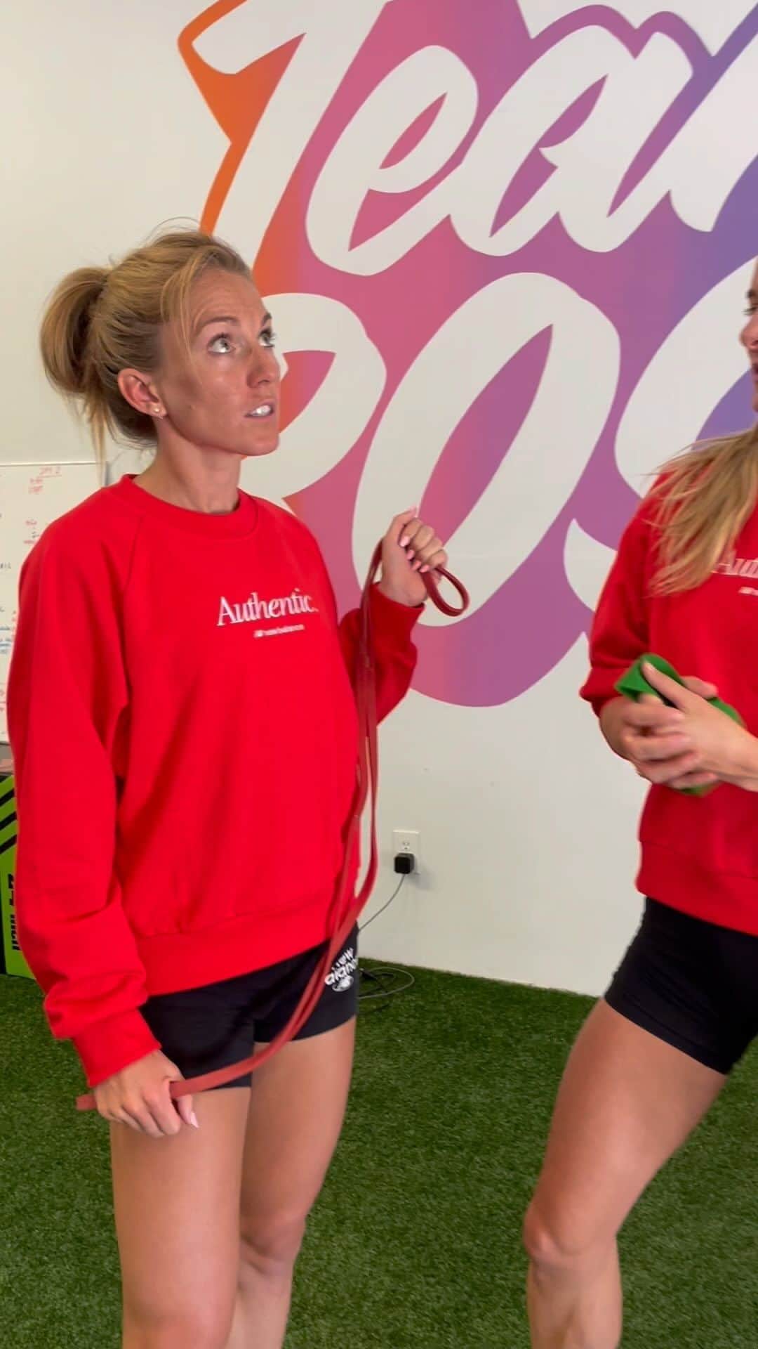 エマ・コバーンのインスタグラム：「It’s just not cool @corymcgeeruns @dani.joness @newbalance」