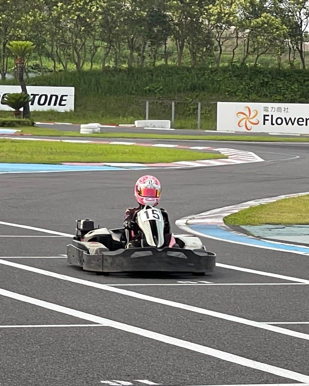 織田千穂さんのインスタグラム写真 - (織田千穂Instagram)「先週の土曜日は… 新東京サーキットでの RACorsa cup🏁第二戦🔥 * 参戦して下さったみなさま どうもありがとうございました🙇‍♀️✨ * Team supArnaは 初走行の方も頑張ってくれて みんな大大健闘- ̗̀👏🏻 ̖́- 一時4位まで上がり 見事15台中5位でフィニッシュ🏁 * みんなで一緒にエンジョイで走る 耐久レースは楽しいですよー♡  #RACorsacup #新東京サーキット #racingkart #supArna #motorsports」6月29日 3時17分 - chihoda