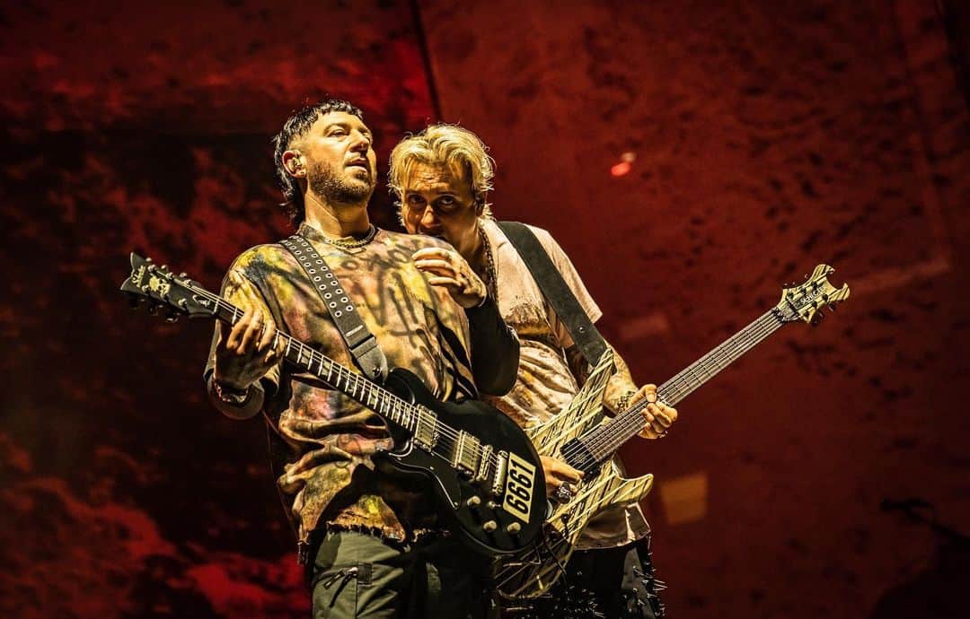 アヴェンジド・セヴンフォールドのインスタグラム：「Caption this…  @sdz_photo」