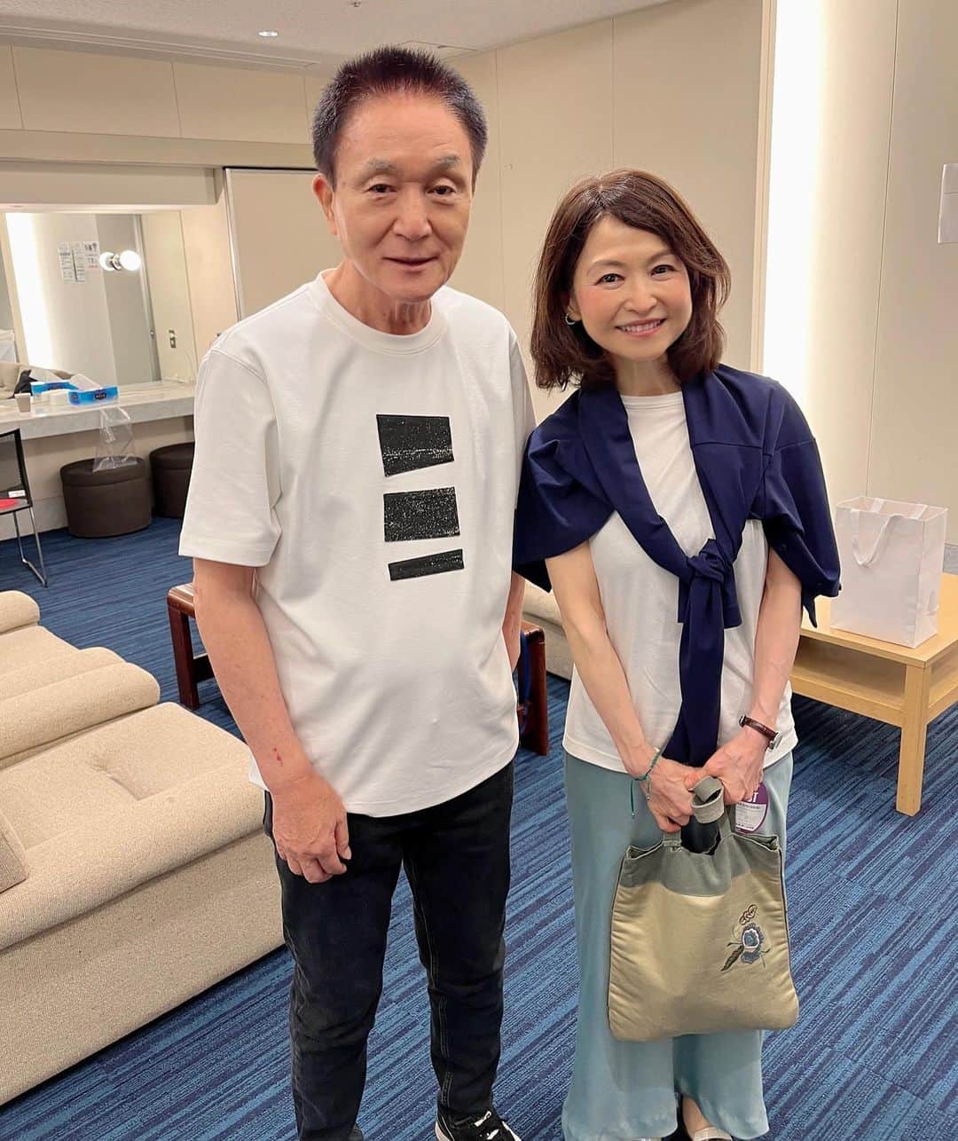辛島美登里のインスタグラム：「小田和正さんのコンサート🎶去年秋も伺ったのですが客席に自由の風が満ちていて、あの頃私たちどれだけ心に鬱積を抱えていたんだろうとじ〜んとなりました😌  想像を超えた素晴らしい歌声に笑顔が溢れ、絶妙トークも爆笑で、もうこの方仙人の域に入られたのだなと🙏 ゲットした💙嬉しくてバック振り回して帰ったら割れてました😭💔 #小田和正」