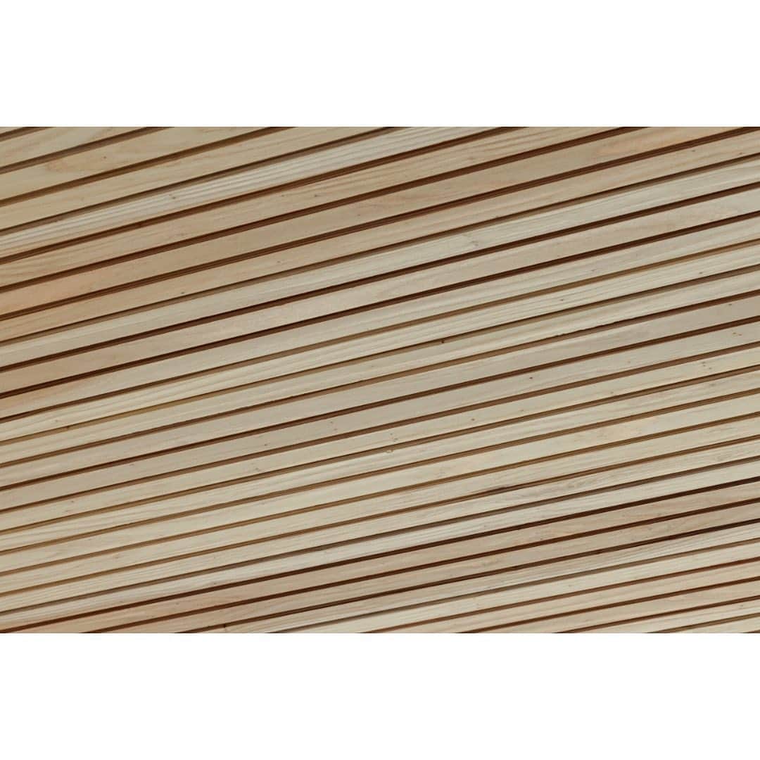 有限会社 稲葉製材住宅さんのインスタグラム写真 - (有限会社 稲葉製材住宅Instagram)「【小幅板風天井羽目板】 小国杉の羽目板の表面にスリットを入れた天井板。 溝の幅、深さ、面取りなど完全オーダーで小幅板をオマージュしたデザインです。  床板：オーク 天井：小国杉（小幅板風羽目板）  #新築#羽目板#小幅板#スリット#モダン#ナチュラル#おしゃれ#かっこいい#自然と繋がった家#木のある暮らし#木の家#自然素材#家づくり#マイホーム計画 #楽しい暮らし#自然と暮らす#暮らし#家#施工事例#注文住宅#戸建て#熊本#玉名#山鹿#工務店#ハウスメーカー#稲葉製材住宅#イナバ#イナバの家#sdgs  〜〜〜〜〜〜〜〜〜〜〜〜〜〜〜〜〜〜  【熊本の暮らしに寄り添った工務店】 熊本県北を中心に新築、リノベーションを手掛ける工務店です。 家を建てることがゴールではなく、家を建てたあとの暮らしにフォーカス。 一人ひとりが楽しい暮らしを送れる家をご提案することが重要だと考えます。 素材にもこだわり、県産材を使用したりと人と自然に配慮した熊本らしい家づくりをご提案します。」6月29日 14時17分 - inaba_home