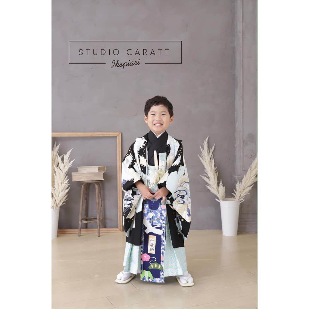 スタジオキャラット イクスピアリ店のインスタグラム：「♫ 753 photo ♫  ………………………  ☞ データをたくさん残したい ☞ アルバムを作りたい ☞ お部屋に飾りたい  などなど様々なご希望に合わせて、 最適なプランをご案内いたします♪  ………………………  ＊ご予約お待ちしてます＊  ………………………  #スタジオキャラット #スタジオキャラットイクスピアリ店 #studiocaratt #イクスピアリ #浦安 #舞浜 #着物 #着付け #ヘアアレンジ #メイク #フォトスタジオ #写真館 #photo #photostudio #写真 #家族 #ドレス#七五三 #後撮り #前撮り #753 #お誕生日#バースデー#七五三おめでとう」