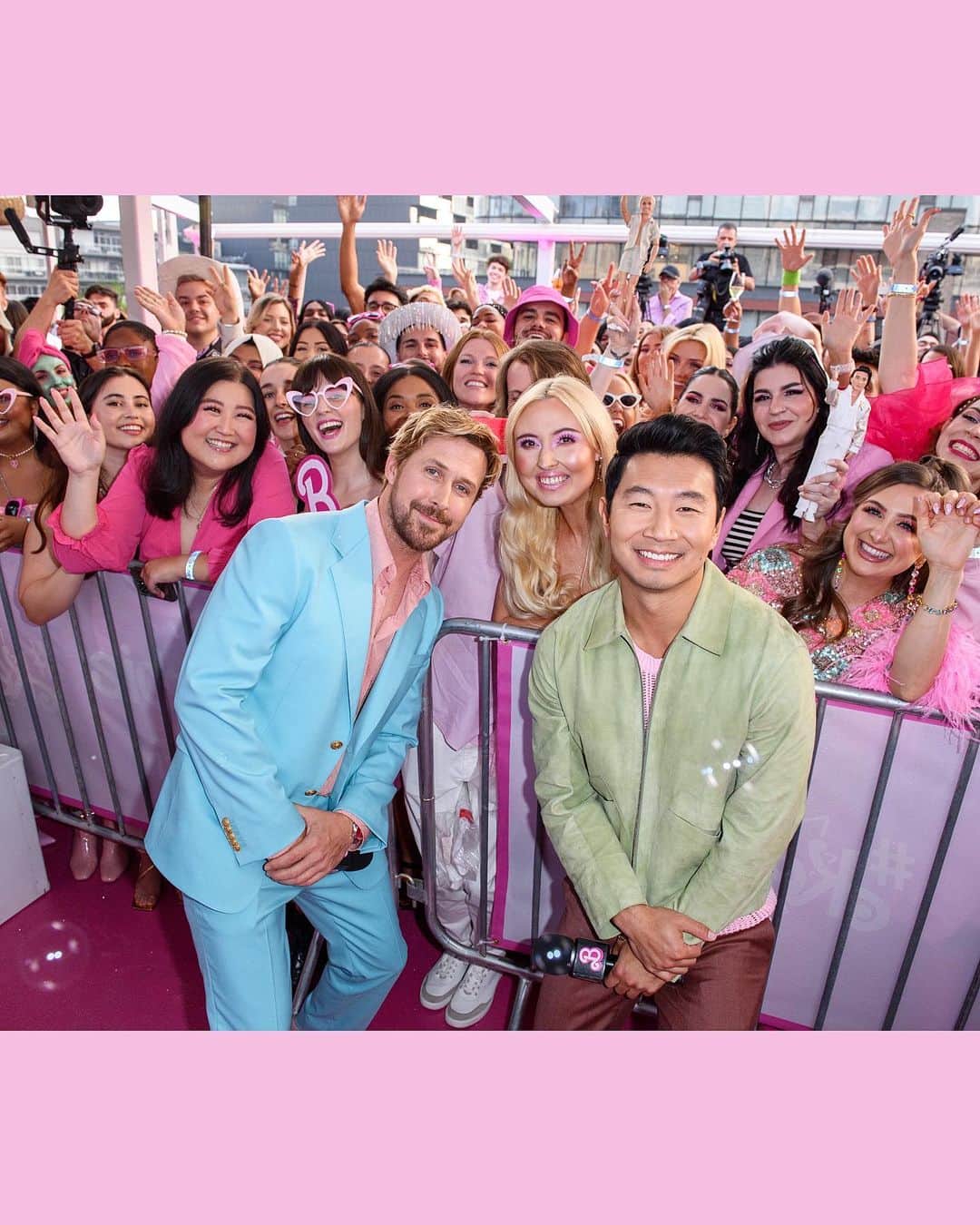 Just Jaredさんのインスタグラム写真 - (Just JaredInstagram)「Ryan Gosling and Simu Liu hit up the very first stop on the #BarbieMovie world tour in #Kenada (aka Toronto, Canada) #RyanGosling #SimuLiu Photos: Warner Bros. Pictures, Getty」6月29日 14時17分 - justjared