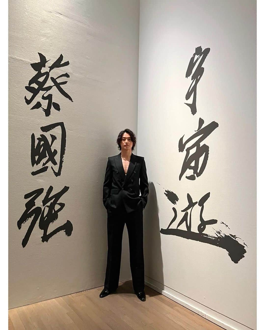 山﨑賢人のインスタグラム：「蔡國強 × Saint Laurent 宇宙遊 -〈原初火球〉から始まる　刺激的で興奮しました！ @ysl」