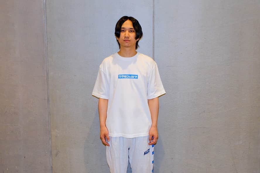 のインスタグラム：「_  まもなくOKKAKE会員限定受注受付〆切です‼️👕🏃‍♀️🏃‍♂️💨  ■受付期間: 〜6/30(金)23:59  ※OKKAKE会員限定販売 ※写真はMサイズ着用  ■OKKAKE商店 store.plusmember.jp/okkakeshoten/  #OKKAKE #マカロニえんぴつ」