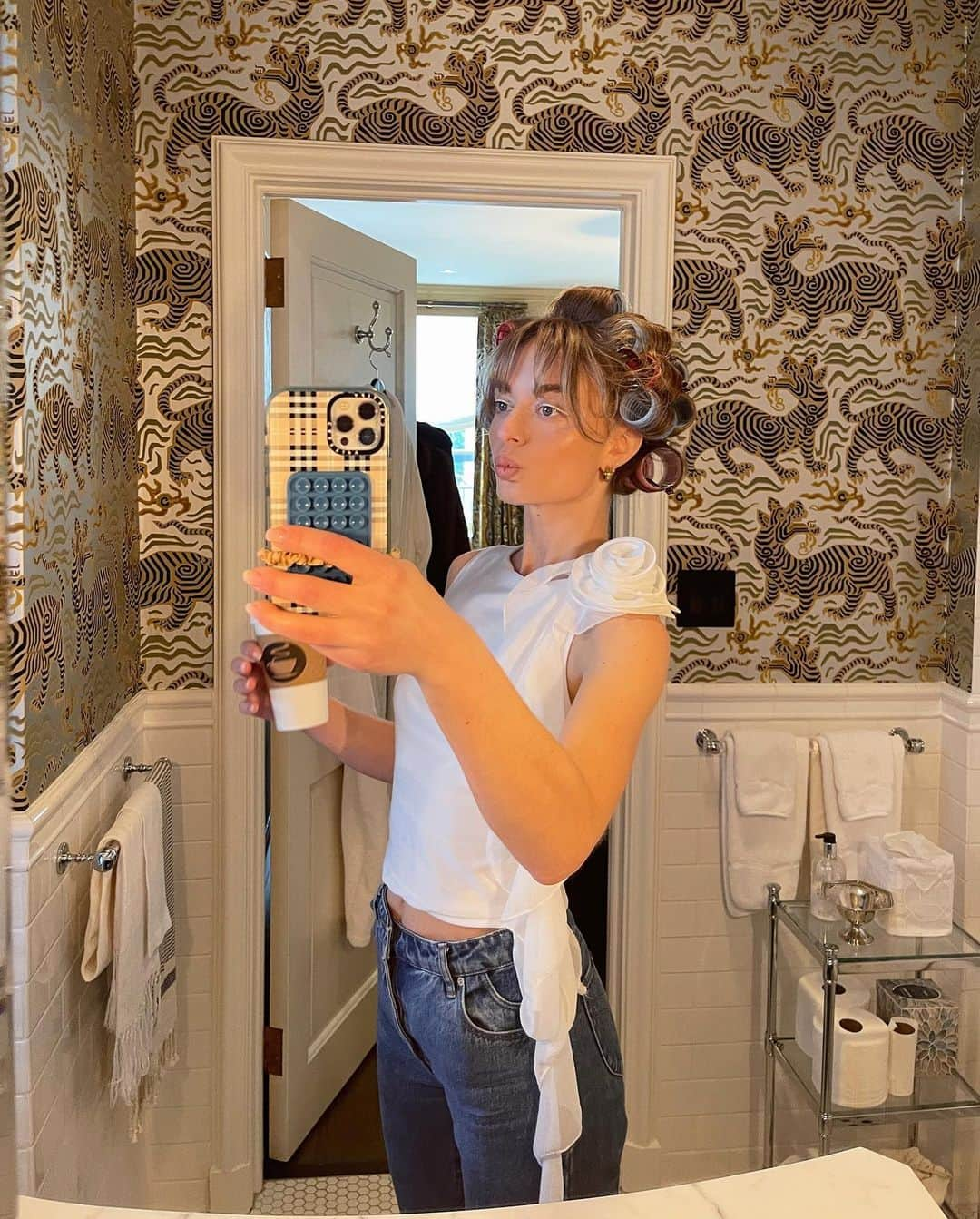 SONYA ESMANさんのインスタグラム写真 - (SONYA ESMANInstagram)「my first time in chicago ✔️ also, all work is good work, but working in impeccably styled homes is chefs-kiss-better-than-good. also also this month has been so good to me 🥲 русские влоги записывала весь месяц, к сожалению или к счастью у меня дела накапливаются не на шутку 😅 но я о вас не забываю и скоро закончу монтаж 🔜🔜🔜」6月29日 12時41分 - sonyaesman