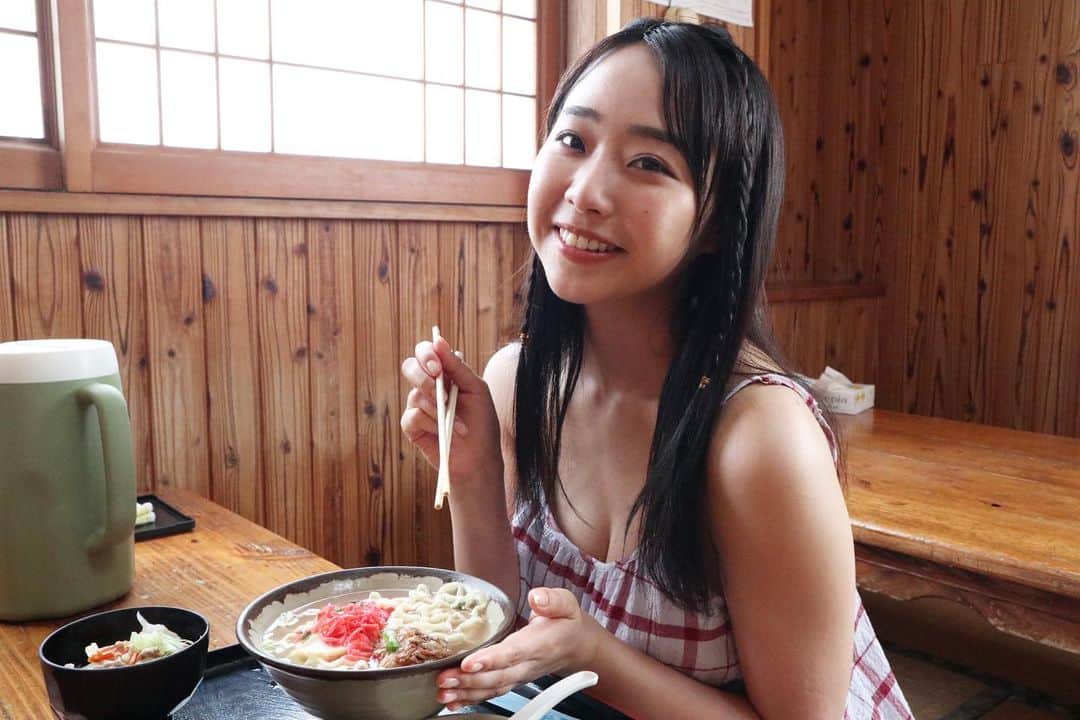 加藤夕夏のインスタグラム：「🍜  #加藤夕夏1st写真集 発売中🌼#心に秘めたもの #オフショット #NMB48 #加藤夕夏 #アイドル #グラビア #写真集 #沖縄 #ソーキそば  めちゃくちゃ美味しかったー🥲♡  みんなのお昼ご飯は？」
