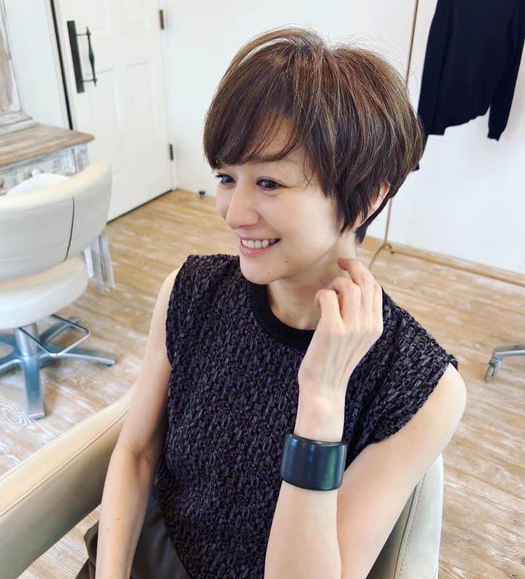 鈴木京香さんのインスタグラム写真 - (鈴木京香Instagram)「スタッフです。  いつも応援してくださる皆さま、 ありがとうございます。 ご心配おかけしておりますが、 鈴木はゆっくりお休みをさせていただいています。この時間を大切に使いたいと、先日はヘアカットに行ってきました！  今までにした事のないスタイルで、 本人曰く、初めてのショートカットだそうです。 先々の役作りの研究も兼ねてのリフレッシュです！  来月からスタートする2本のドラマ、 Netflix『御手洗家、炎上する』、 フジテレビ『この素晴らしき世界』  是非ご覧ください！  #御手洗家炎上する  #この素晴らしき世界  #すばせか #TWIGGY. #鈴木京香 #kyokasuzuki」6月29日 12時46分 - kyokasuzuki_official