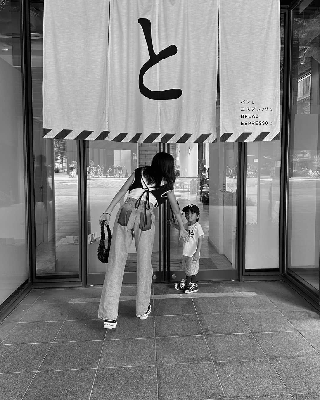 樽見麻緒さんのインスタグラム写真 - (樽見麻緒Instagram)「親子コーデ♡ 福岡ほとんど雨☔️予報だったから、伊達メガネ持ってきたはずが、ケース開けたらサングラスだった…笑  #outfit#fashion#code#denim#mom#mamafashion#mao_code#親子コーデ#ママコーデ#ママファッション#デニムコーデ#デニム好き#男の子ママ#子育てママ#博多カフェ#福岡」6月29日 12時56分 - t_mao27