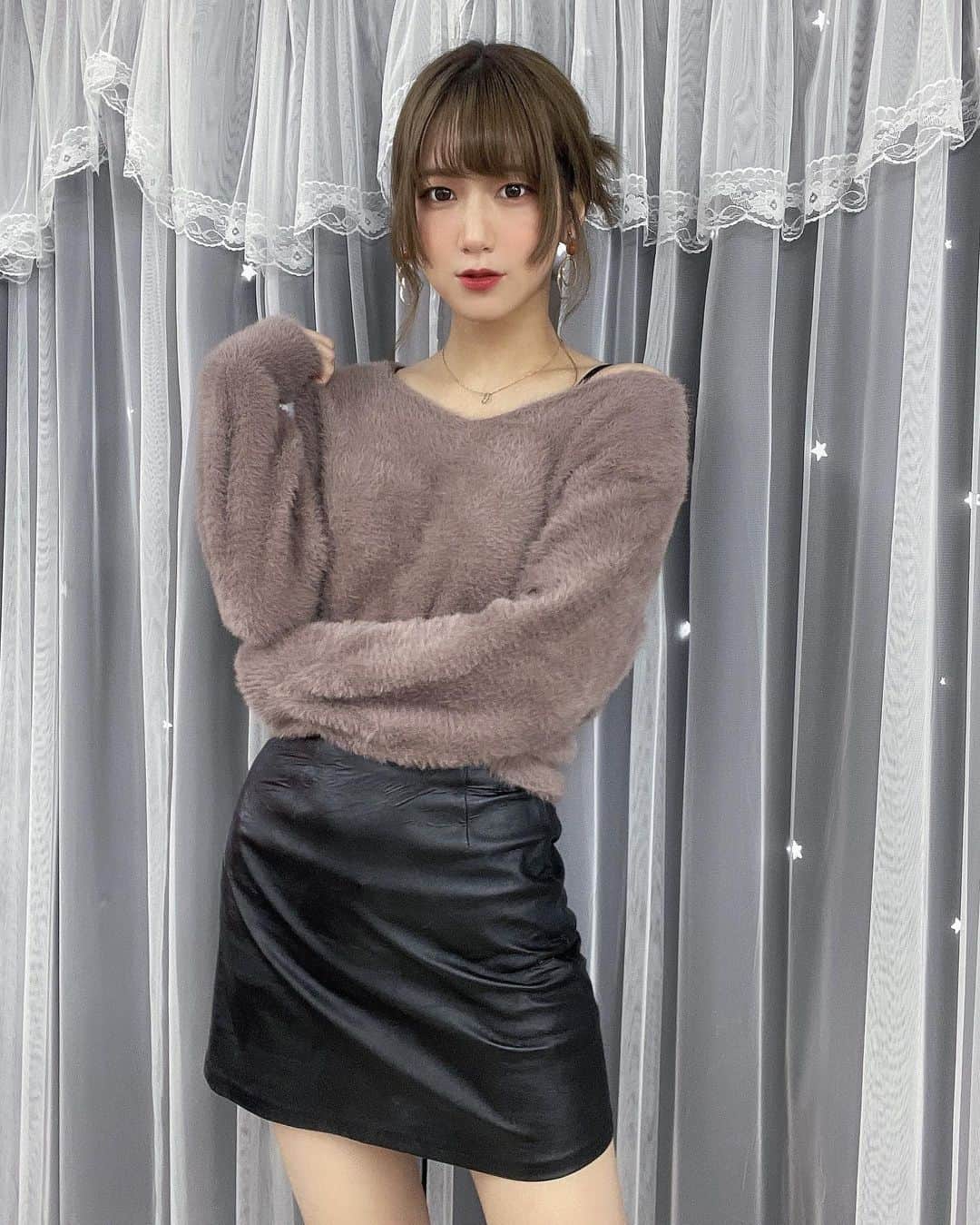美羽えりのインスタグラム：「肩すき♡？ . #私服  #肩出し #高身長女子  #もこもこ #レザー #お姉さんコーデ  #アップヘア #鎖骨 #ミニスカート」