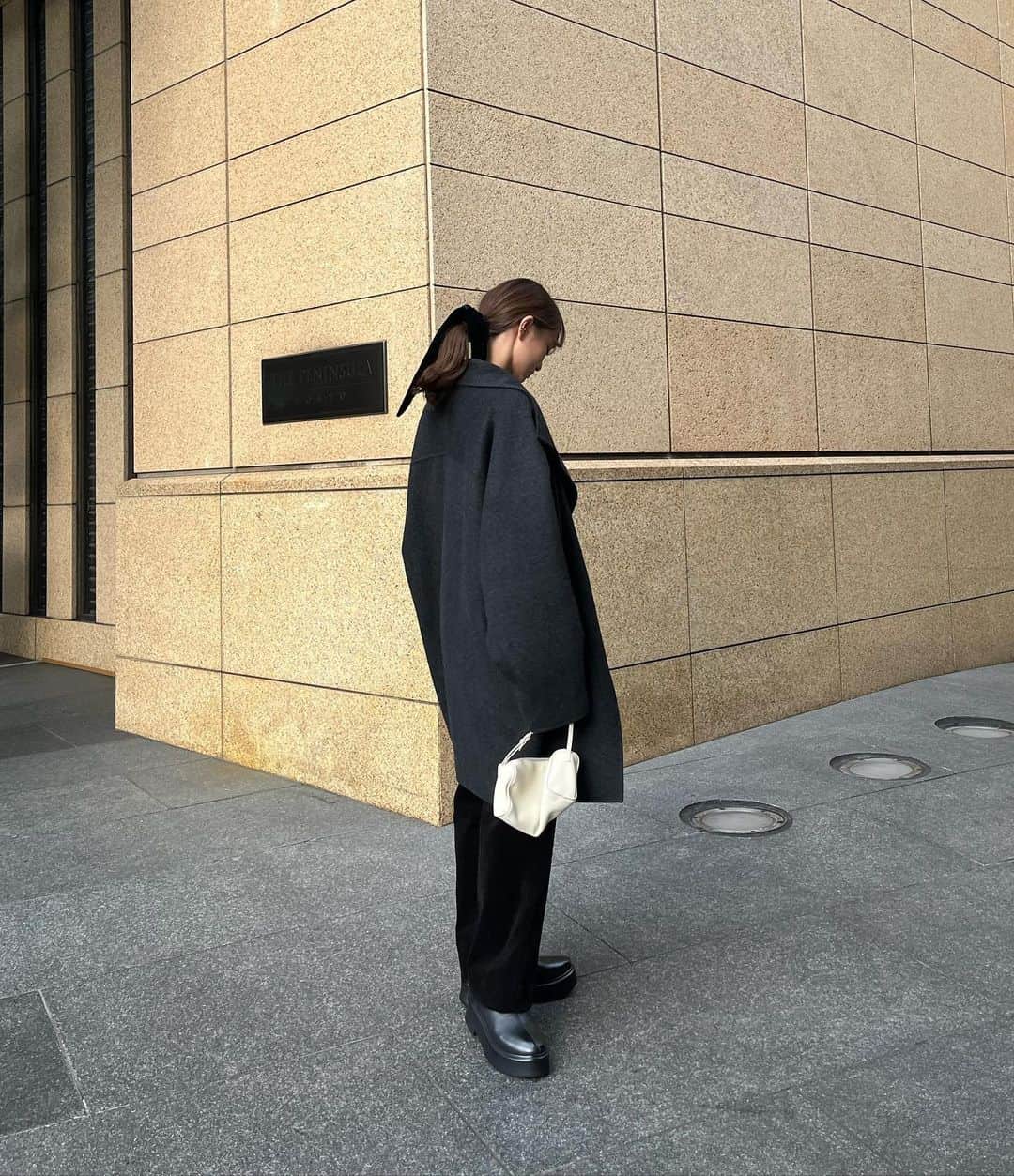 丸林広奈さんのインスタグラム写真 - (丸林広奈Instagram)「Inés coat♡ カシミヤに並ぶクオリティの日本の上質なウールを使用しているので、生地の見た目も本当に上品で綺麗…🤍  チャコールグレーとブラックどちらも羽織ってみました🫶 冬に着るのが楽しみすぎる…🤍  @marno__official」6月29日 13時03分 - hironamarubayashi