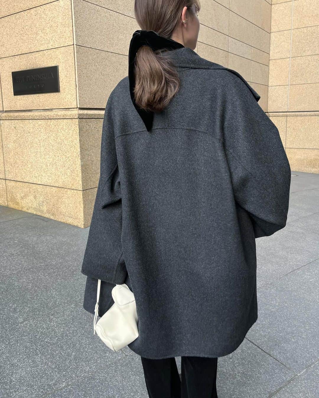 丸林広奈のインスタグラム：「Inés coat♡ カシミヤに並ぶクオリティの日本の上質なウールを使用しているので、生地の見た目も本当に上品で綺麗…🤍  チャコールグレーとブラックどちらも羽織ってみました🫶 冬に着るのが楽しみすぎる…🤍  @marno__official」