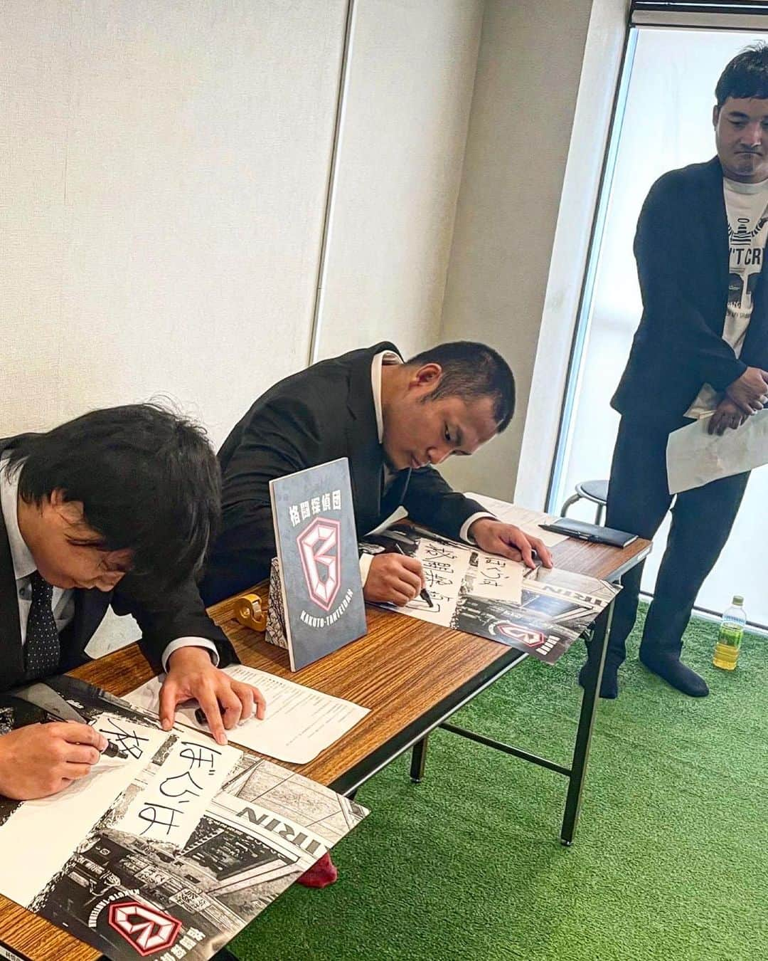 青木泰寛さんのインスタグラム写真 - (青木泰寛Instagram)「先日、阿部史典選手、野村卓矢選手の自主興行『ぼくらは格闘探偵団』の会見が行われ、僕は進行役やらせて頂きました。  メインイベントは 阿部史典VS野村卓矢のシングルマッチ  その他は随時発表されます。 10月12日は新宿FACEへ。  先行発売は7/10 18:00〜20:00でホカクドウにて開催されます。  #KTdan #格闘探偵団 #阿部史典 #野村卓矢 #新宿FACE #プロレス #シュシュシュ」6月29日 13時05分 - yasuhiro.aoki814