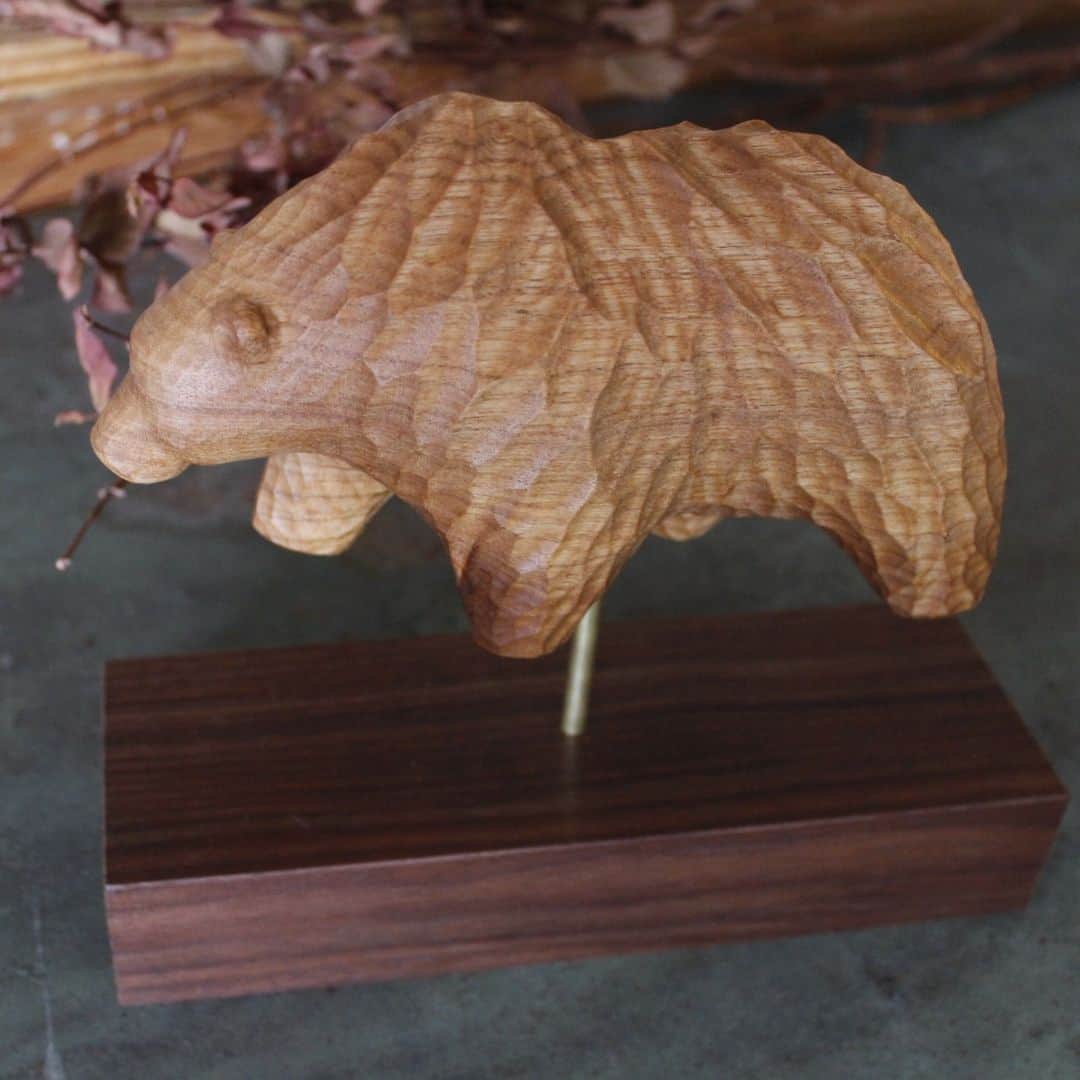 手紙社さんのインスタグラム写真 - (手紙社Instagram)「【KIYATA・苔むす木工・kitona「KIYATA一門展 vol.2」at 手紙舎 2nd STORY】 ただ今、店頭では「KIYATA一門展 vol.2」を開催中です。京都を拠点にオブジェから椅子まで木工作品を制作されている苔むす木工さん。木彫で作られた動物オブジェのシリーズ「obscure animals」は、独特の佇まいの中に躍動感や力強さを感じる作品です。今週末までの開催ですが、まだまだ作品をお楽しみいただけます。ぜひこの機会にお立ち寄りください。  ＊苔むす木工さんの作品は主に即売での販売ですが、一部作品のみ売約方式にて会期後にお渡しいたします。また、より多くの方にお楽しみいただけるよう、ご購入は1組1点までとさせていただきます。  詳細は▶︎ @tegamisha_2nd プロフィールぺージのリンク「手紙社公式webサイト」→「REAL SHOP NEWS」→「KIYATA一門展 vol.2」へ  #手紙社 #手紙舎 #手紙舎2ndSTORY #tegamisha #KIYATA #苔むす木工 #kitona #KIYATA一門展 #木工 #木彫」6月29日 13時15分 - tegamisha
