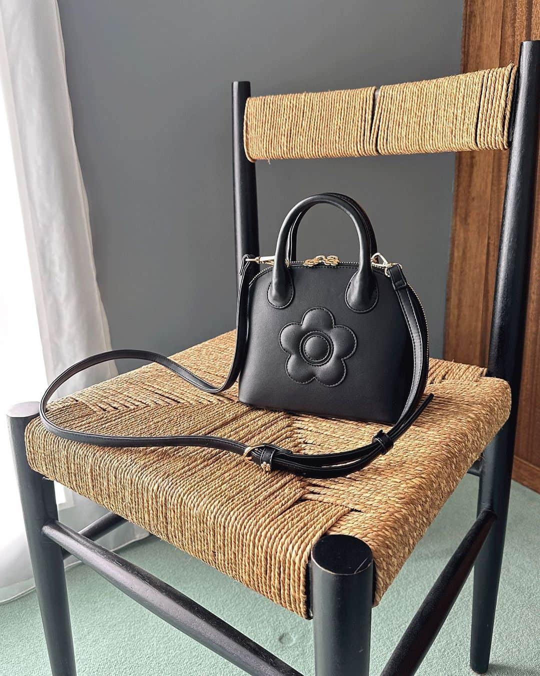 MARY QUANT officialのインスタグラム：「- #デイジーパッチブガッテイ2WAYミニトート - #MARYQUANT #NEWITEMS #FASHION - #マリークヮント #ミニバッグ #トートバッグ #2WAYバッグ」