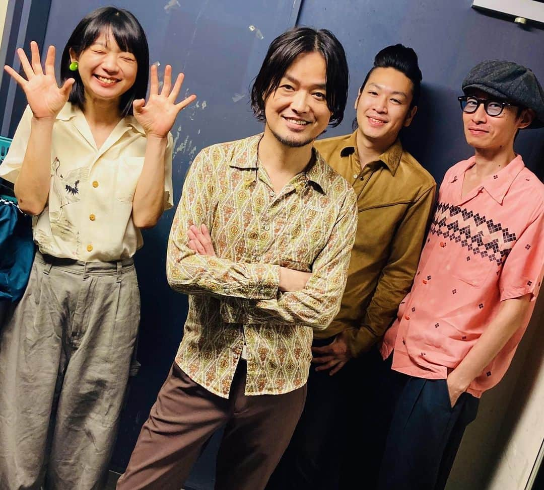 関根史織さんのインスタグラム写真 - (関根史織Instagram)「山中さわお『BOOTY CALL TOUR』  2023.6.28 浜松窓枠にて  ツアーはまだ続きますが自分が参加する公演は全て終了しました  来てくれた方々ありがとうございました ライブが楽しくて仕方ないせいか、自分でもびっくりするほど元気に完走いたしました  アルバム『Booty call』も良い仕上がりだったし、今ツアーのセットリストも熱量高く、良いライブになる！と思っていました 引き続きたくさんの人に観てもらえたら嬉しいです ベースボールベアーのグッズ身につけて来てくれた人も見えてありがたい気持ちでした  新潟公演からはもう1人のベーシスト、卓丸くん @takumaru_anzai  にバトンタッチ  自分は7月の野音などに向けガツガツと準備します  また作品作りやライブに参加できるよう頑張っていきたいと思います  #山中さわお #楠部真也 #木村祐介 #関根史織」6月29日 13時13分 - sekine_bbb