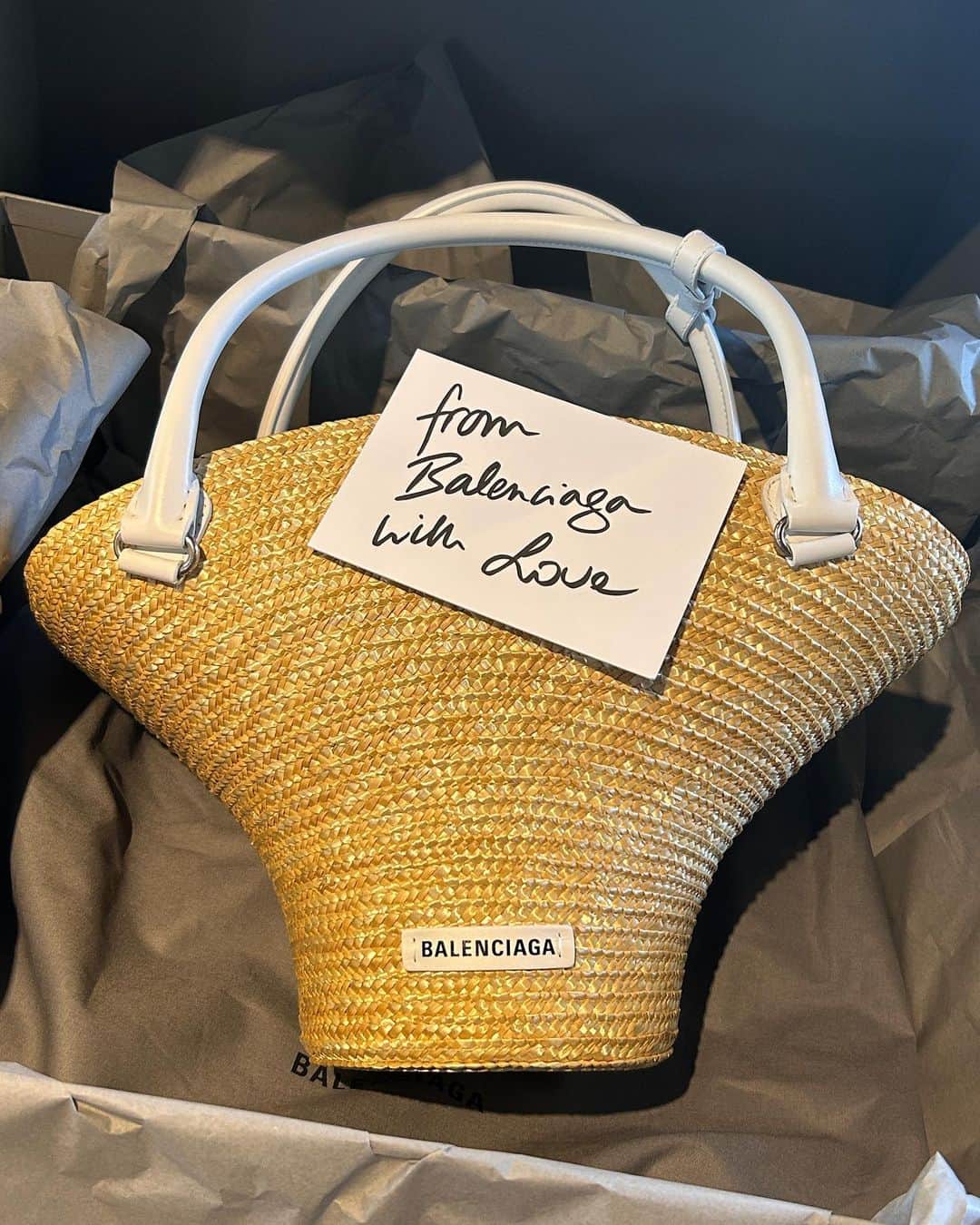 長澤メイのインスタグラム：「THANKYOU💖🌈🌺 @balenciaga   sooo cute!🍒🎀❤️‍🔥🫶 #balenciaga #bag」