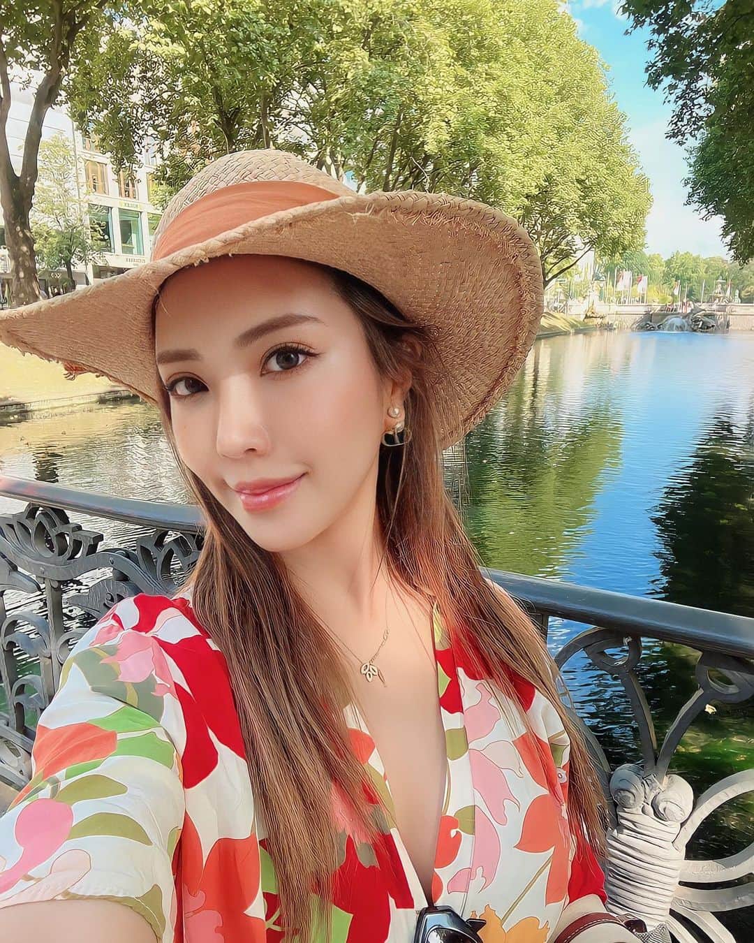 のインスタグラム：「🇳🇱 . . デュッセルドルフから車でアムステルダムまで ドライブ😌 . . #amsterdam #netherlands #europe #zara  #アムステルダム #オランダ #ヨーロッパ #🇫🇷  #海外旅行 #海外旅行好きな人と繋がりたい #✈️  @harrywinston @zara」