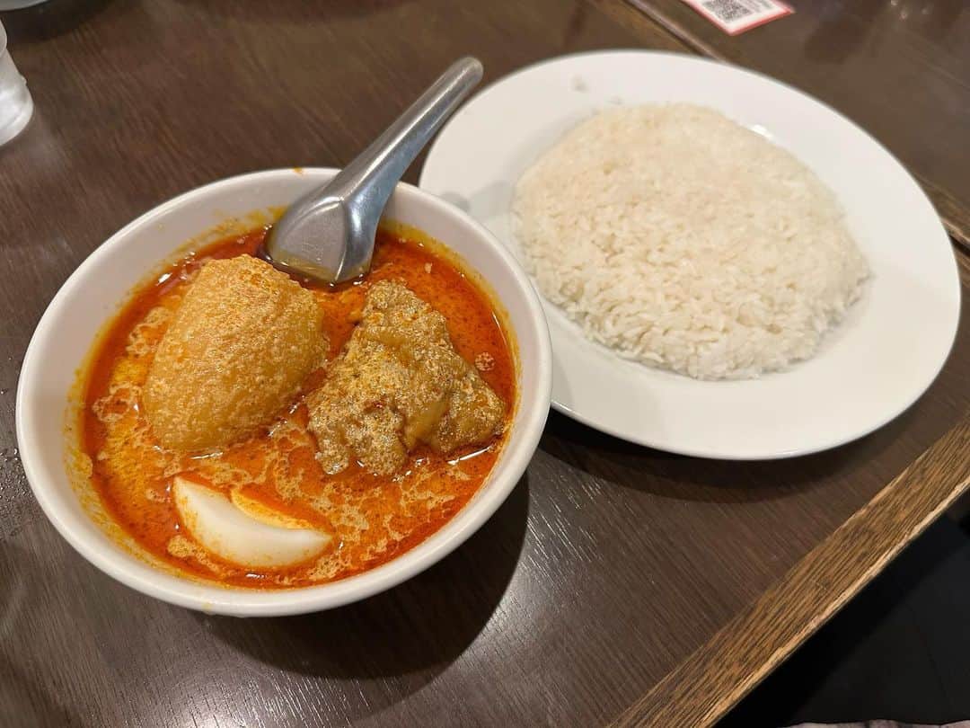 津田大介のインスタグラム：「真夏って感じの日差しだったのでカレーにしようと思い立ち、超久々に信濃町のメーヤウに。激辛のチキンカレーは「メーヤウカレー」に名称変更されてて、メニューもたくさん増えてた。汁そばとのセットにしたらそれもめちゃくちゃ美味くて、メーヤウは最強だなぁと再認識しましたね。」