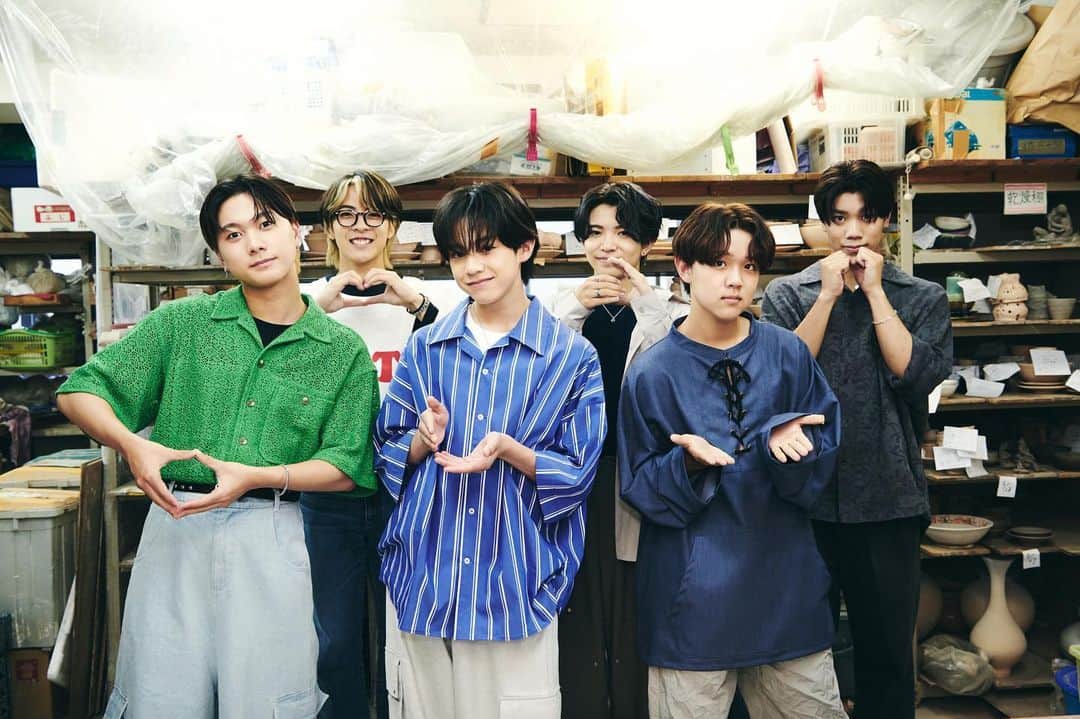 月刊EXILEのインスタグラム：「EXILE TRIBE MAGAZINEを更新！    EXILE TRIBE MAGAZINEにて、LIL LEAGUEのweb連載『りるまが』vol.04を公開📸 今回は、梅雨でも楽しめる室内アクティビティに挑戦！みんなで陶芸（茶碗作りと湯呑みの絵付け）を体験してきました🍵 いつも元気いっぱい全力投球のLIL LEAGUEメンバーが、いつもよりちょっと真剣モード多めで陶芸に挑戦する姿をお届けします！  #EXILETRIBEMAGAZINE #LILLEAGUE #りるまが   ※こちらの記事はLIL LEAGUE FC限定公開となります。」