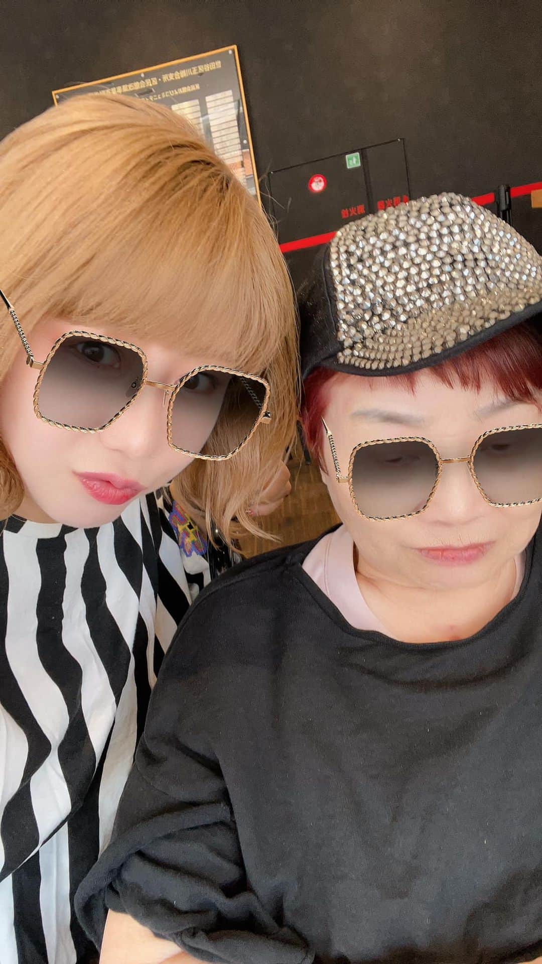 RYONRYON.さんのインスタグラム写真 - (RYONRYON.Instagram)「清子ママを連れて やっと美容院いけました！  赤い髪で アシンメトリーにして きって頂きました！  良かったです！」6月29日 13時26分 - ryon2r2