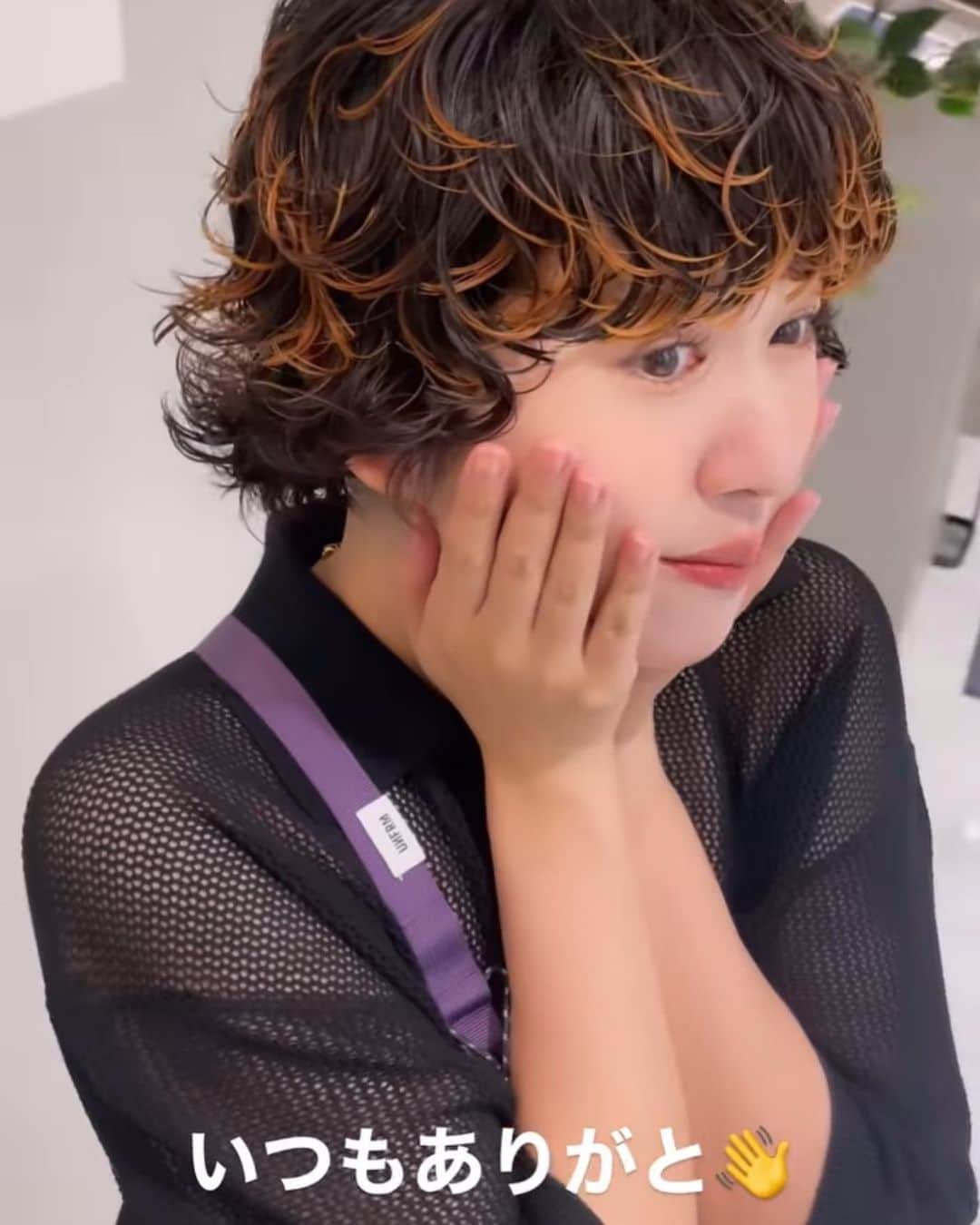 廣瀬詩映莉のインスタグラム：「美容師さんが撮ってくれたストーリー毎回盛れてて嬉しい✌️ 夏ver.の髪〜🌞🌴次は何色入れよう〜  #パーマ #ショートパーマ #くるくるパーマ #ブリーチパーマ #パーマ女子」