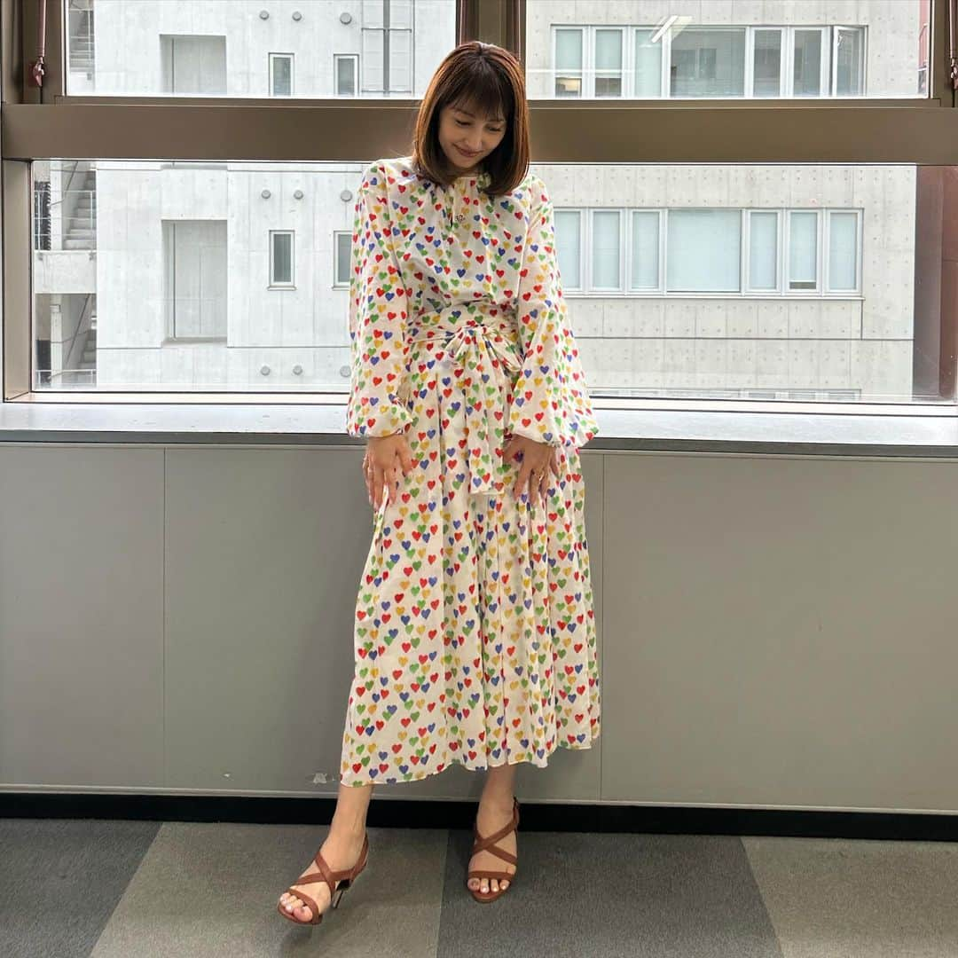 矢田亜希子さんのインスタグラム写真 - (矢田亜希子Instagram)「昨日もラヴィット！ ありがとうございました‼︎ なんと昨日でシーズンレギュラーだったいのりちゃんが卒業。いつも明るくしっかりした受け応えで可愛いいのりちゃん、ありがとうございました‼︎ #ラヴィット#水曜日#tbs#いのりちゃん#櫻坂46 #新曲cd発売日 #井上梨名 ちゃん#いのりちゃんお父様とお母様によろしくお伝えください#嬉しいです🫶 この日はハートの💚❤️💛🩵お洋服🩷🩷🩷 トップス、スカート @akrisofficial ジュエリー @monnickendam_dia」6月29日 13時41分 - akiko_yada