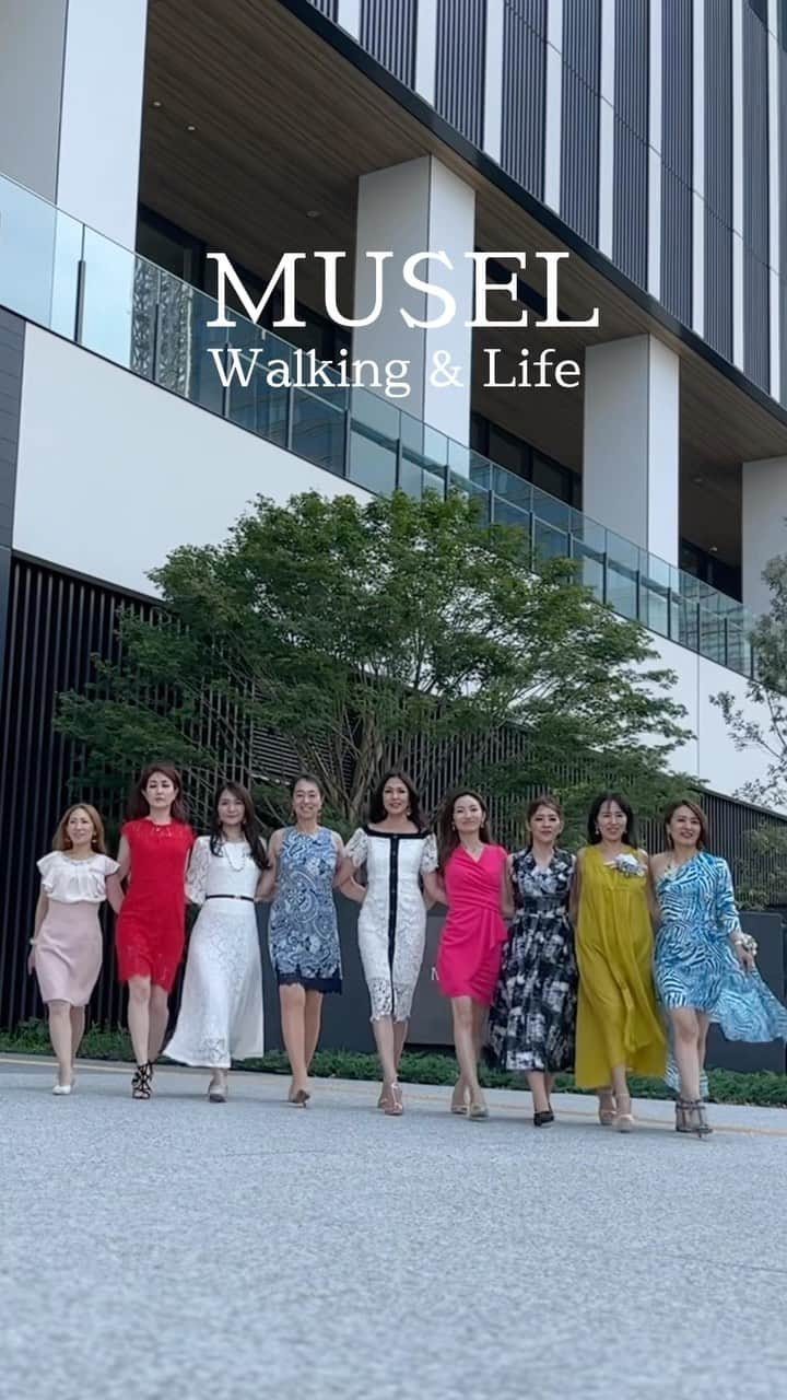 浅井香葉子のインスタグラム：「【Walking& Life講師養成講座＆自分磨き】 ⁡ 昨日は MUSEL 認定講師と研修生たちとの 天空ランチ会でした @muselwalk  ⁡ お互いを高め合える仲間との時間は エネルギーが高まります ⁡ ⁡ MUSELでは ウォーキングだけでなく 所作・マインドも学び 動いている時全てが美しい❤️ 『毎瞬美』を身につけます ⁡ 「在り方・歩き方・魅せ方」から 存在そのものを輝きに導く３ヶ月講座 【ライフシフトウォーキングプログラム】 ⁡ 7月中旬スタートの８期生 無料コンサル＆説明会を開催中 ⁡ 続々とステキな方が集まっています🥰 ⁡ ・美しい振る舞いを身に付けたい ・人生のステージを上げたい ・存在感と影響力を持ちたい ・ミセスコンテストで受賞したい ⁡ そんな方におすすめです ⁡ 講座が気になる♪ まずは相談してみたいという方は 無料コンサル＆説明会にお申し込みください https://tebanasu.net/asaikayoko/musel @asaikayoko プロフィールリンクから飛べます ⁡ ⁡ と同時に 日常のライフスタイルから 自分も美しくなりながら 人を美しくするプロ講師を目指す ⁡ 【Walking & Life Stylist 講師養成講座４期生】 面談申し込みも同時開催しています ⁡ ⁡ もっと存在を輝かせたいと願う 貴方とご縁が繋がりますように✨  #walknista #ウォークニスタ #walkonearth #歩く力で世界を変える #ウォーキング講師 #ウォーキング講師養成講座 #ウォーキングレッスン東京 #ウォーキング動画 #歩くパワースポット #ライフシフトウォーキング #muselwalk #walking #ウォーキングレッスン」