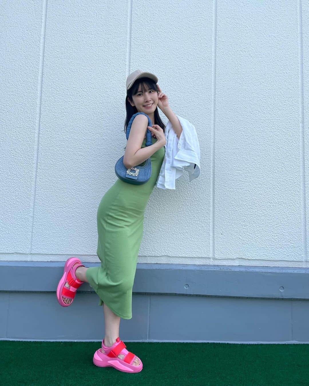 のインスタグラム：「都心は今年1番暑いらしいと聞いたのでひとまず冷房つけて過ごしております🏖☀️ まだ月末とはいえ6月なのにね！ 早いですねぇ  最近は暑さ対策の一環で(？)可愛いサンダル買ってしっかり履いてます🥺🩷️ふふふ  今年のadidasのピンクのサンダル🩷️ ……それが見せたいがための写真たちです🤣  ふわふわで可愛くてお気に入り〜 歩きやすすぎてもうこのふわふわしか履けない……🩷️🥲  最後の写真は「広角カメラなら自撮りで全身撮れるやーーーん！！！」って気づいて撮ってみた🤳🩷️  ……すっぴんだから顔に色がない🫥夏やからね……日焼け止めだけで外出する日も増えるかなぁ🫥  #adidas #adidasshoes #🩷️ #adidastokyo #adidasoriginals #portrait #japanesegirl #ig_japan #followme #iphone撮影 #人像攝影 #健康美 #彼女 #日本的 #道重佐保 #michishigesaho」